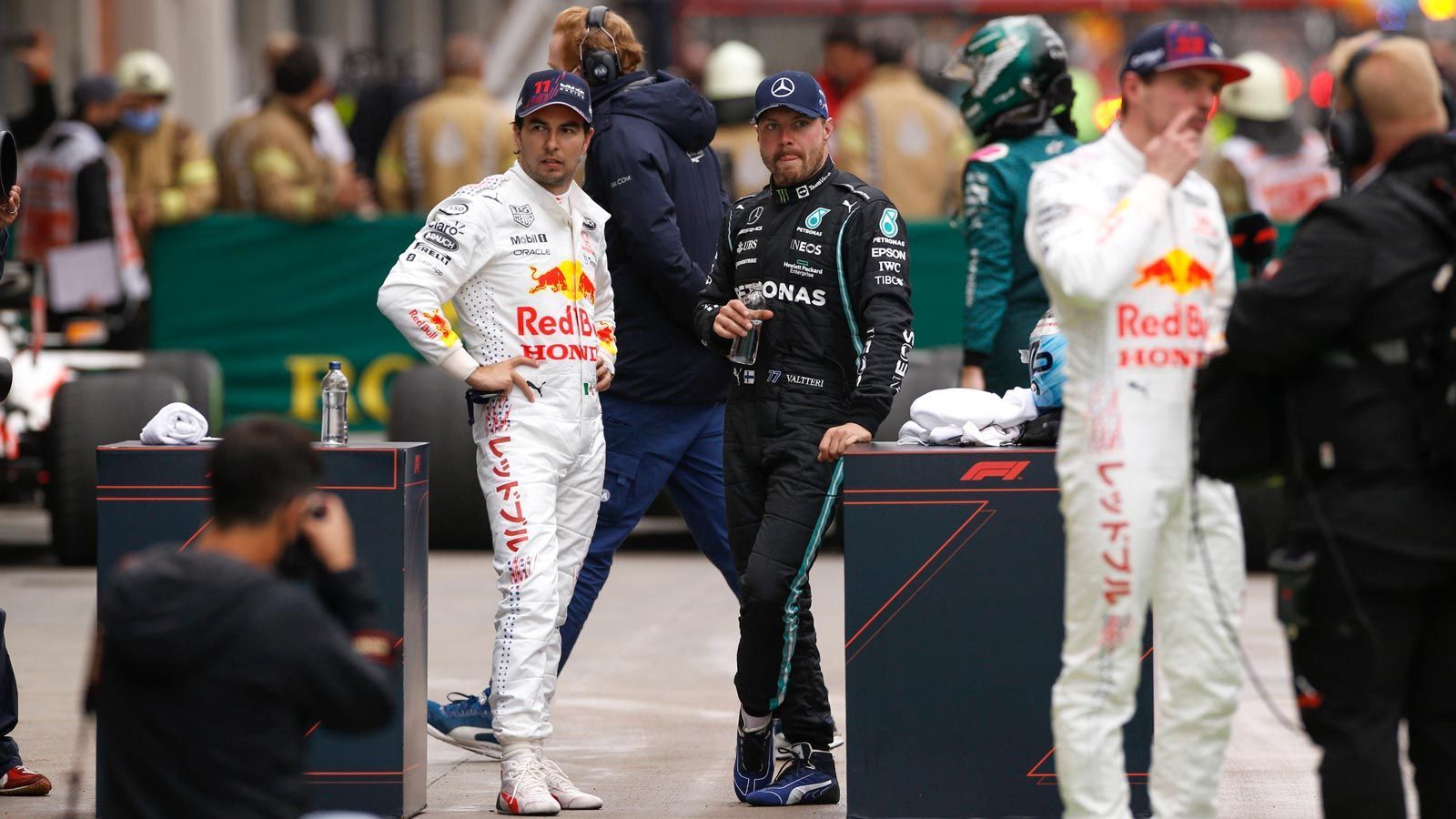 
                <strong>Die Teamkollegen</strong><br>
                Traditionell hält sich Valtteri Bottas in der Schlussphase einer Saison zurück. Das scheint auch 2021 wieder so zu sein. Zuletzt sah er sich mehrfach Kritik ausgesetzt, Hamilton im Kampf um den Titel nicht zu helfen. Allerdings kommt der Finne dem mit einem neuen Motor ausgestatteten Briten derzeit ohnehin nur schwer hinterher. Weil er das Team zudem zum Saisonende verlässt, ist er nicht die allergrößte Hilfe. Weder Bottas noch Sergio Perez konnten in dieser Saison vollends überzeugen. Der Mexikaner scheint für Verstappen noch eher einen Nutzen zu haben, allerdings hat sein Bolide dem Silberpfeil von Hamilton derzeit wenig entgegenzusetzen. Unentschieden: 4:2.
              