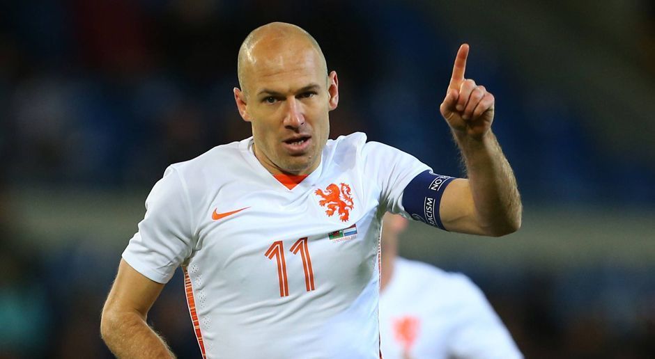 
                <strong>Arjen Robben</strong><br>
                Arjen Robben: Nach der verpassten EM 2016 soll der 32-Jährige die Niederlande als Kapitän zur WM 2018 führen. Ist Robben in Top-Form, kann er einer der entscheidenden Spieler des Turniers werden - doch die Zukunft des verletzungsanfälligen Flügelflitzers ist offen. Auch sein Vertrag beim FC Bayern läuft nach der Saison aus. Sollte er fit bleiben, scheint zwar eine Verlängerung in München wahrscheinlich, ein Auftritt in der Nationalmannschaft nach dem Turnier mit 34+ ist aber noch in weiter Ferne. Schon jetzt fordert sein Landsmann und Ex-Bundesliga-Coach Aad de Mos den Rauswurf Robbens aus dem Team. "Nationalcoach Danny Blind betet eine Woche lang, dass Robben spielt. Doch da ist immer etwas mit dem Glasmann", schimpft der Niederländer.
              