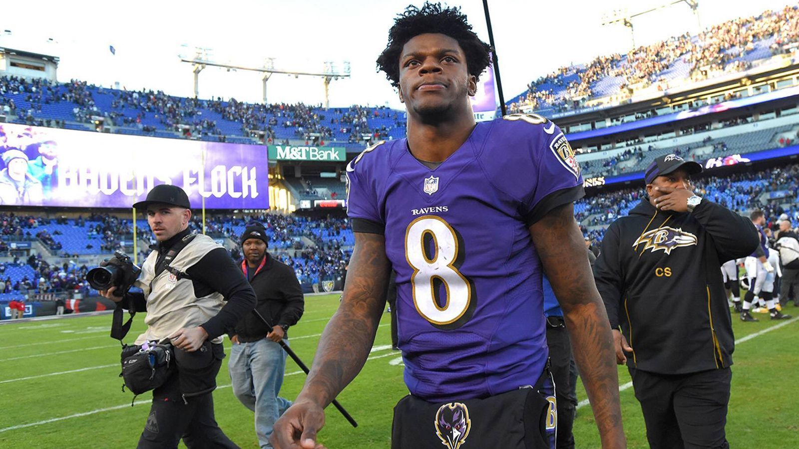 
                <strong>Pick 32: Lamar Jackson (Quarterback, Baltimore Ravens)</strong><br>
                Der fünfte Quarterback der ersten Draft-Runde hat sich als Starting Quarterback etabliert - begünstigt durch die Verletzung von Joe Flacco. Aufgrund dessen Trades zu den Denver Broncos wird Jackson auch zukünftig Spielmacher Nummer 1 bleiben. Stark: Mit ihm als Starter gab es sechs Siege aus sieben Spielen. In den Playoffs war gegen die Los Angeles Chargers Endstation. Seine Passgenauigkeit (58,2 Prozent) ist ausbaufähig. 695 Rushing Yards und fünf erlaufene Touchdowns sind hingegen sensationell. ran-Note: 2
              