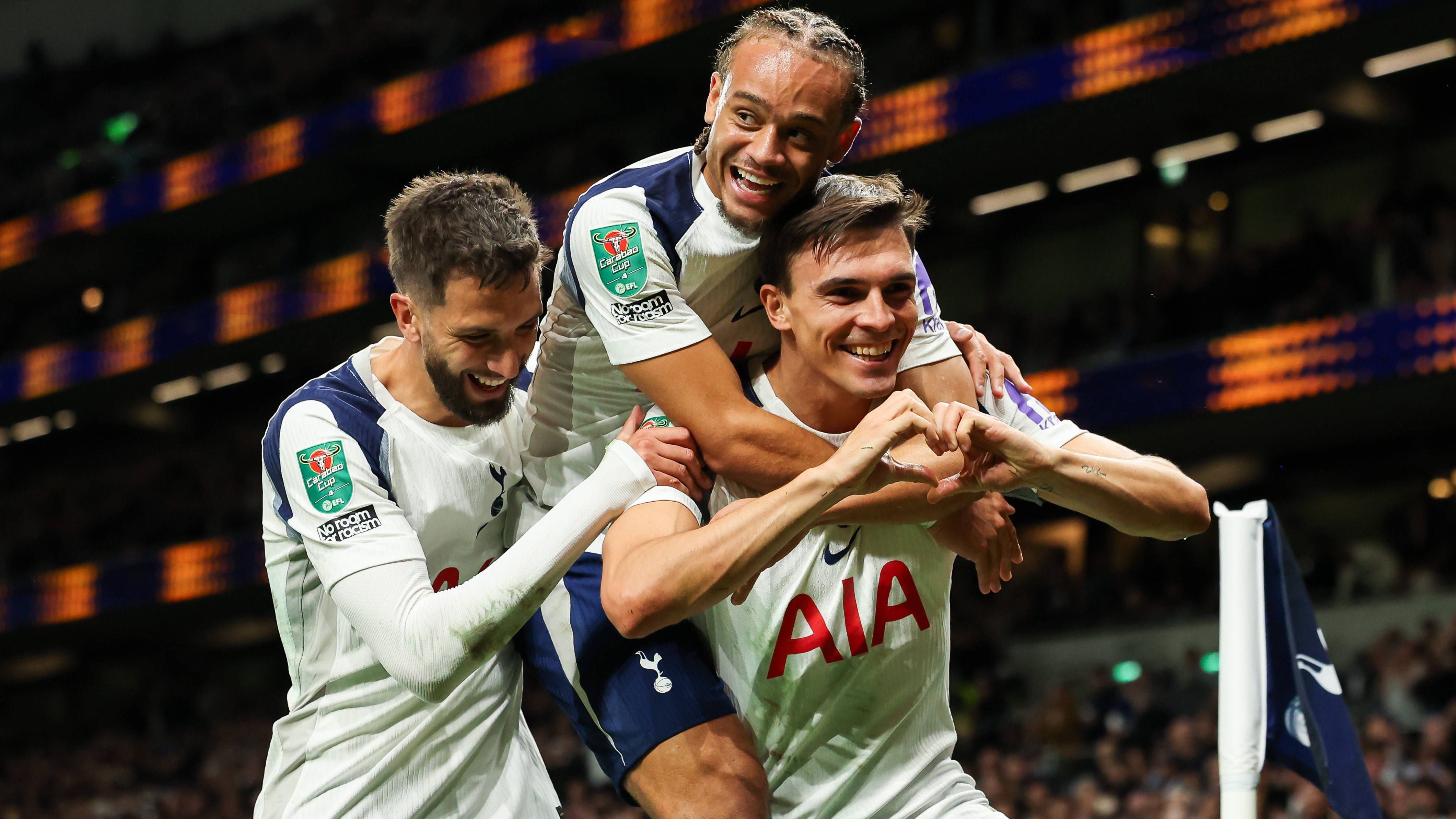 <strong>9. Tottenham Hotspur</strong><br><strong>Kadermarktwert:</strong> 891,1 Millionen Euro<br><strong>Wertvollster Spieler:</strong> Xavi Simons, 22 Jahre, Offensives Mittelfeld, 70 Millionen Euro Marktwert (Bild: in der Mitte)