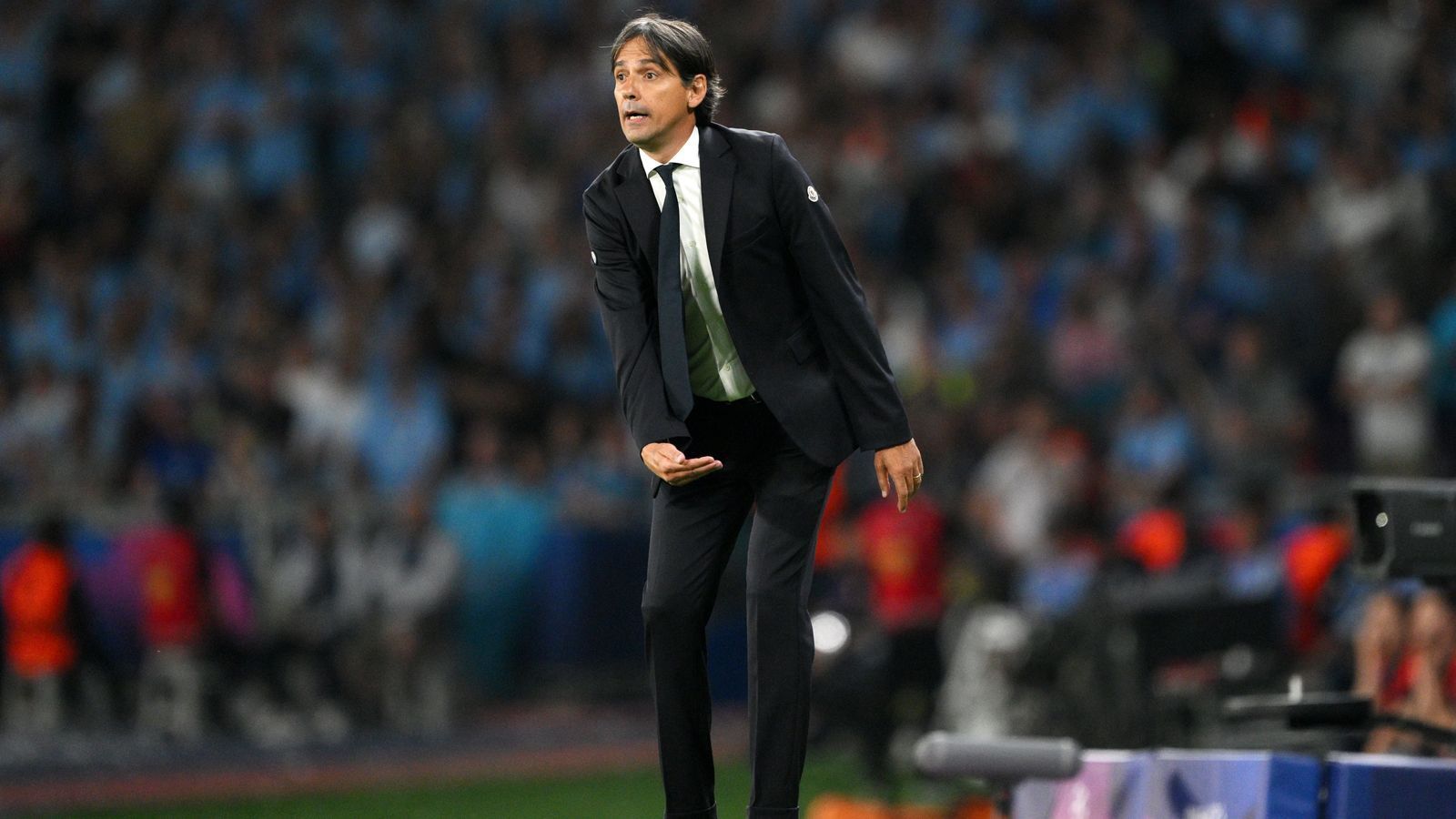 
                <strong>Simone Inzaghi (Trainer Inter Mailand)</strong><br>
                Vertraut auf sein eingespieltes 3-5-2-System, das seine Spieler auch gegen City gut umsetzen. Nach gut zehn Minuten ist Inter drin in dem Spiel und stellt den Gegner vor große Probleme. Ist an der Seitenlinie so aktiv wie seine Spieler. Sein Matchplan, die Citizens mit einer variabel agierenden und aggressiven Defensive vor große Probleme zu stellen, geht in der ersten Halbzeit perfekt auf. Auf das Tor von Rodri reagiert er mit der Einwechslung von zwei defensiven Spielern. Fragwürdig. ran-Note: 3
              