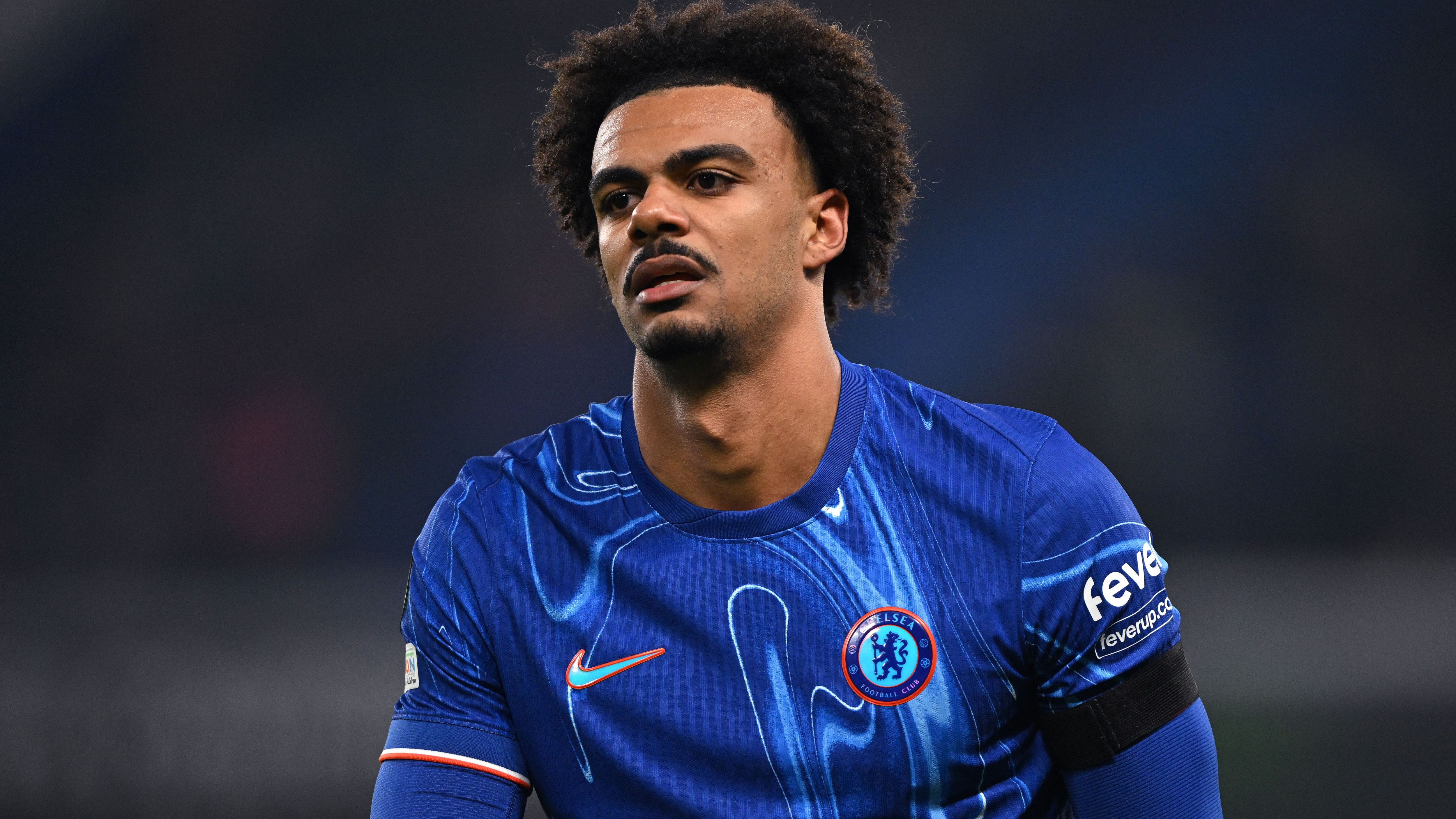 <strong>Renato Veiga (FC Chelsea)</strong><br>Der angeblich an Renato Veiga interessierte FC Bayern bekommt laut Fabrizio Romano wohl heftige Konkurrenz. Demnach soll Atletico Madrid nicht nur in den Poker um den Verteidiger vom FC Chelsea eingestiegen sein, sondern sich sogar in der Pole Position befinden. Veiga soll demnach sehr interessiert an einem Wechsel nach Spanien sein, Atletico habe dem Bericht nach schon ...