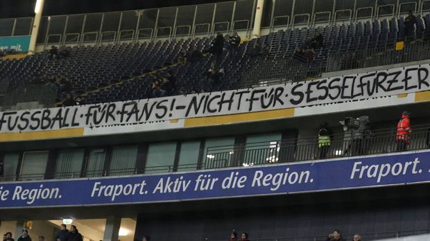 
                <strong>"Fehlt nur noch Helene": So protestieren die Eintracht-Fans gegen Montagsspiele</strong><br>
                
              