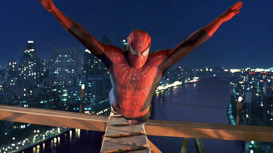 Einsatz in New York: Auch außerhalb von Smallville und dem DC-Universum gibt es Superhelden mit einer bewegten Vergangenheit. Spider-Man, 2002 gespielt von Tobey Maguire, wuchs als Peter Parker ganz normal in Queens auf, bevor er sich in den Superhelden verwandelte. Das erste Mal erschien die Figur in einem Marvel-Comic 1962.