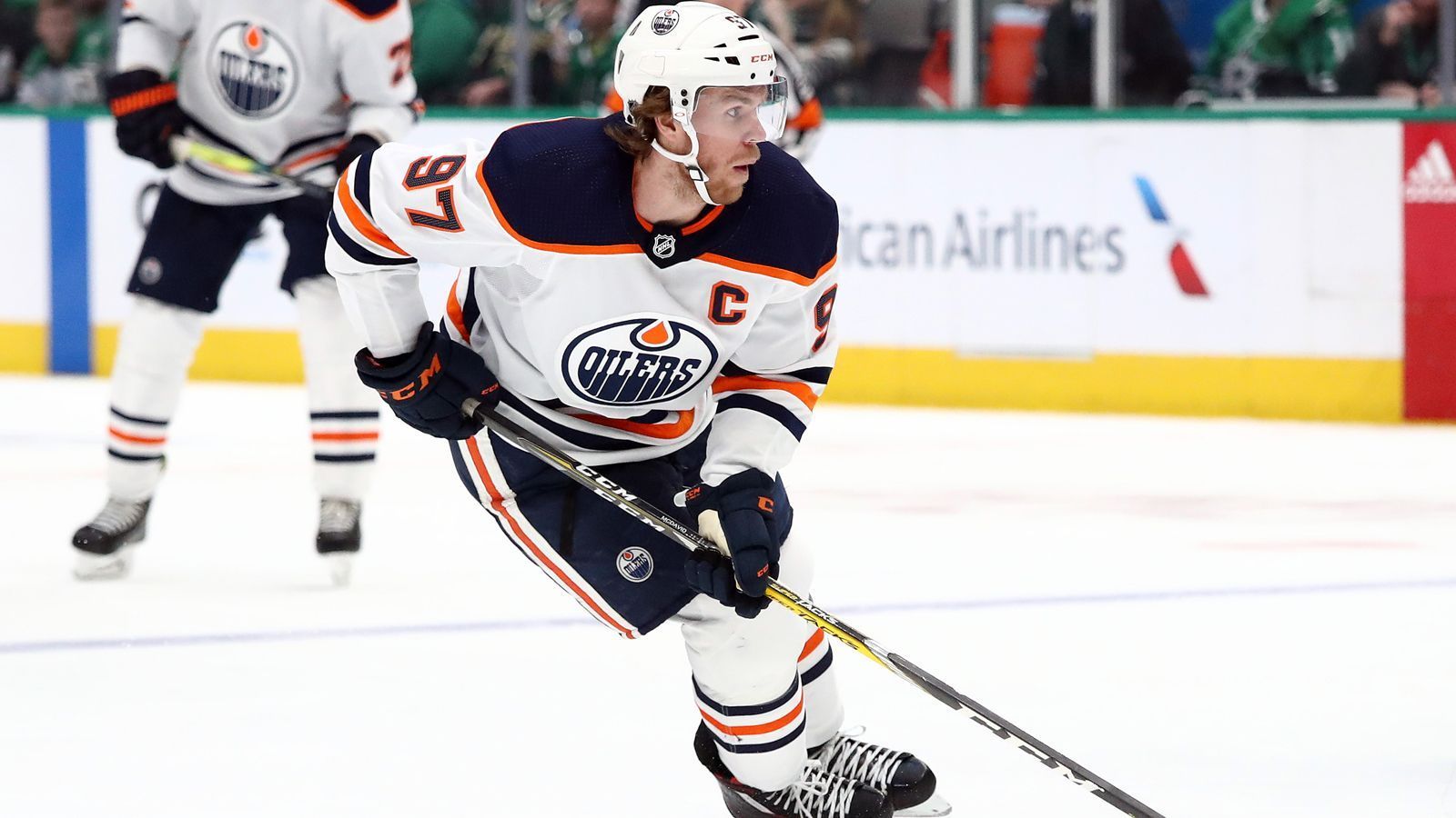 
                <strong>Connor McDavid (Edmonton Oilers)</strong><br>
                Teamkollege McDavid zählt weiterhin zu den größten Rivalen um die Hart Trophy. Der Mittelstürmer ist in Sachen Antritt und Geschwindigkeit auf Schlittschuhen das Maß der Dinge in der NHL. In den vergangenen zwei Jahren gewann er bereits die Auszeichnung als wertvollster Spieler. Im Vergleich zu Draisaitl hat er aber deutlich wenig Gamewinner - nur 6 - und eine schlechtere +/-Bilanz von -6.
              