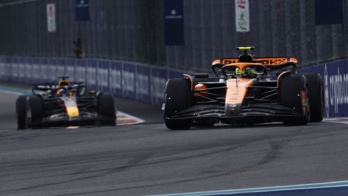 Lando Norris (McLaren MCL38) vor Max Verstappen (Red Bull RB20) beim Formel-1-Rennen in Miami 2024