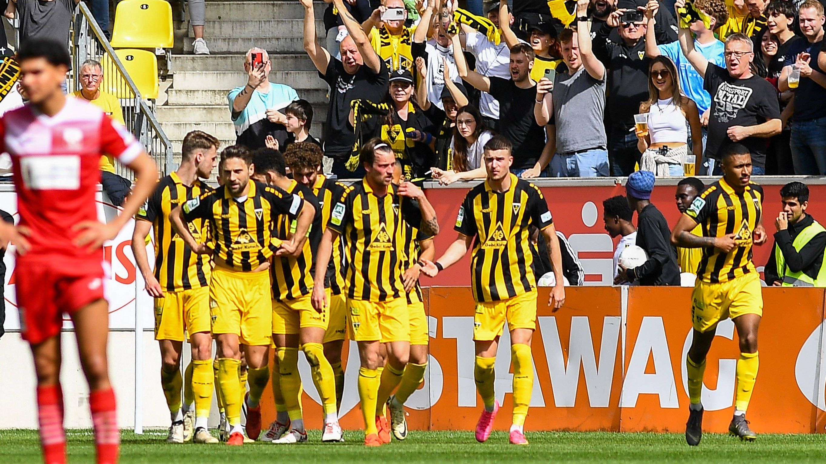 <strong>Alemannia Aachen</strong> <br>Die erfolgreichen Jahre Mitte der 2000er, in denen Aachen im DFB-Pokal-Finale und dadurch auch im UEFA-Pokal stand, sind vorbei. Es folgten gleich zwei Insolvenzverfahren und der Gang in die Regionalliga, in der der Verein seit 2013 Dauergast ist – noch. Denn der Aufstieg in Liga drei ist sportlich gesehen nur noch Formsache. Aachen ist bereit, endlich wieder in den Profi-Bereich zurückzukehren.