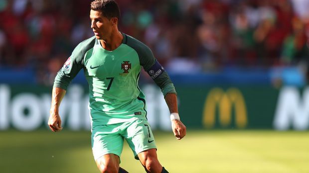 
                <strong>Cristiano-Ronaldo</strong><br>
                Platz 1: Cristiano Ronaldo: 19 EM-Einsätze. Mit seinem Einsatz gegen Polen schraubt Cristiano Ronaldo die Anzahl seiner Partien bei einer EM auf 19 und ist damit alleiniger Rekordhalter bei Europameisterschaften.
              