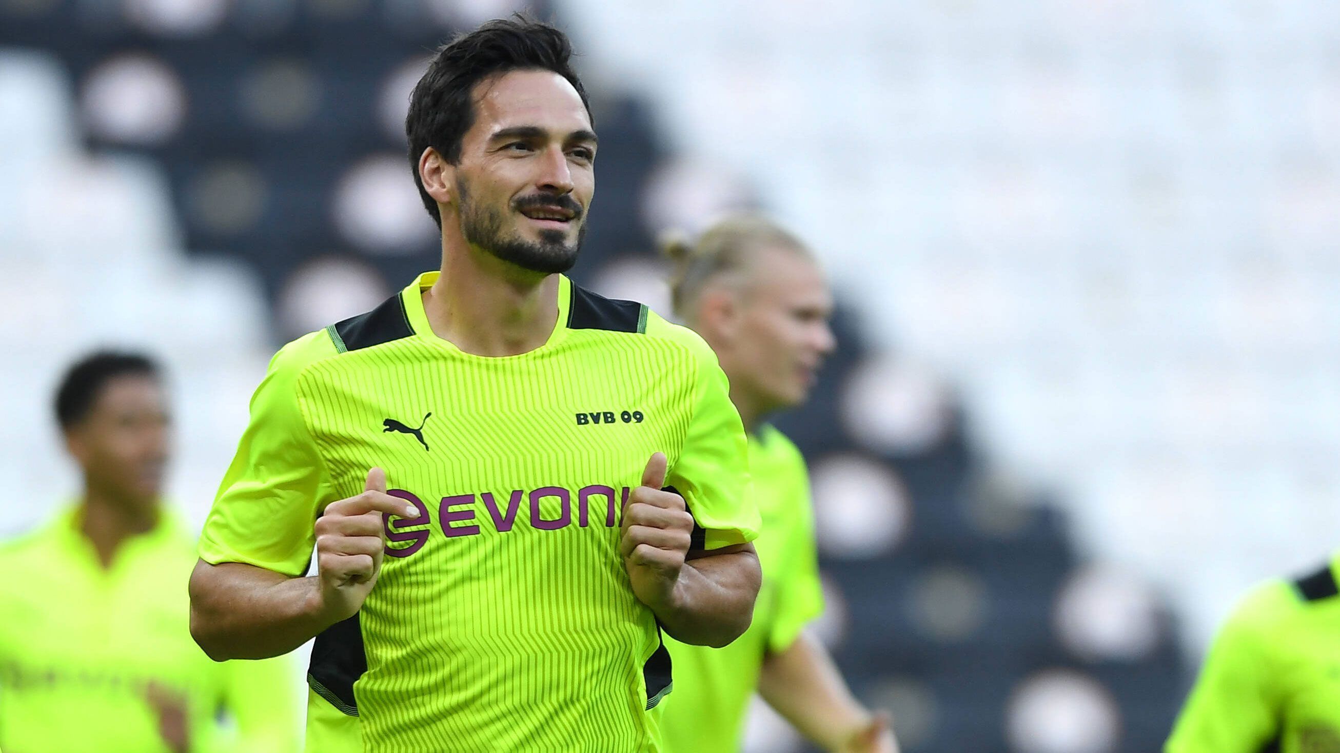 
                <strong>Mats Hummels</strong><br>
                Nach seiner Verletzungspause noch nicht wieder in gewohnter Form. Klärt zwar schon in der 2. Minute zum ersten Mal. Doch auch die erste Besiktas-Chance in der 6. Minute geht auf sein Konto, als er durch schlechtes Stellungsspiel Batshuayi zu viel Freiheiten gewährt. Hat Glück, dass Kobel eine Glanzparade auspackt. Auch im weiteren Verlauf mit ungewöhnlich vielen Fehlpässen im Spielaufbau. In der 69. Minute für Pongracic ausgewechselt. ran-Note: 4
              