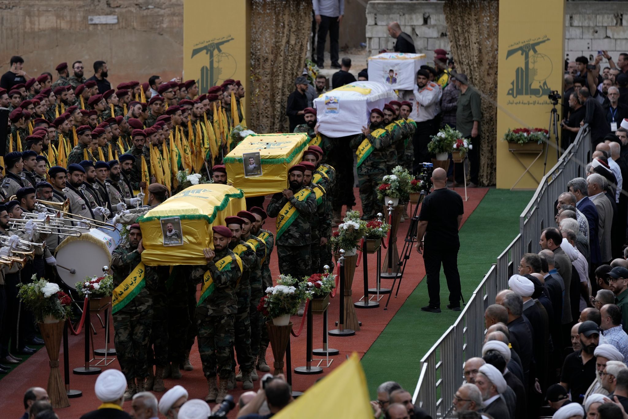 Hunderte Pager von Hisbollah-Kämpfern explodieren am 19. September im Libanon, 39 Menschen werden getötet. Die Hisbollah droht daraufhin mit "einer neuen Phase der Abrechnung".