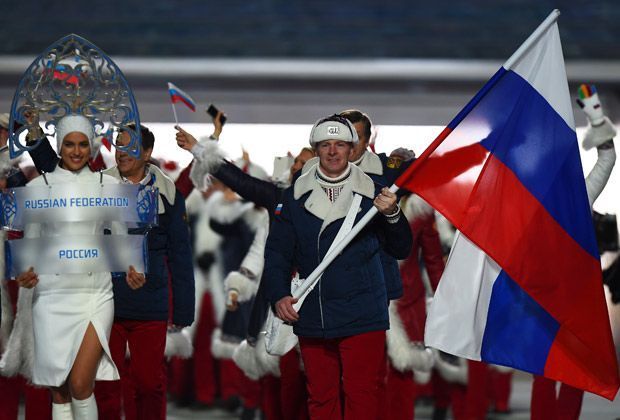 
                <strong>Die Gastgeber kommen herein</strong><br>
                Mit besonderem Applaus werden die heimischen Athleten bedacht. Die russische Flagge trägt der Bobpilot Alexander Subkow.
              