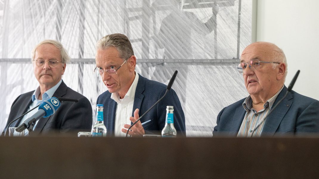 Der ehemalige Koblenzer Generalstaatsanwalt Jürgen Brauer (M), der frühere Vize-Chef der Staatsanwaltschaft Trier, Ingo Hromada (r) und Gerhard Robbers (l, Vorsitzender) von der unabhängigen Aufarbeitungskommission im Bistum Trier.