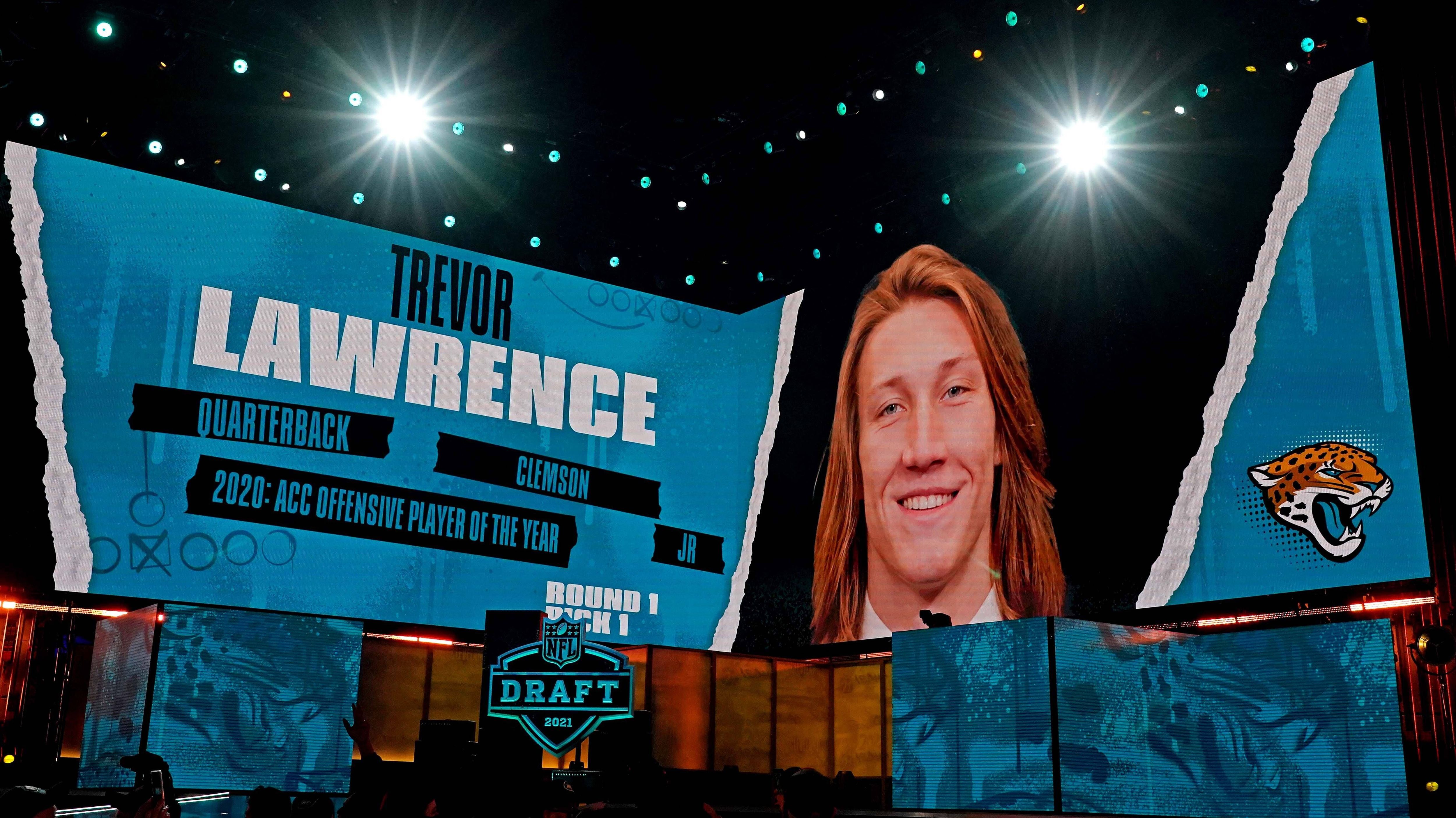 <strong>Trevor Lawrence (Jacksonville Jaguars)</strong><br>2020 ging Trevor Lawrence als erster Spieler seiner Draftklasse über die Theke. Seine Anfangsfehler stellte er nach der ersten Saison ab. Mittlerweile liefert Lawrence gut ab. Und das, obwohl er ständig unter Druck steht. In seinen ersten 50 NFL-Spielen musste er bereits 94 Sacks schlucken. Ein erstes Erfolgserlebnis: 2023 führte er seine Jax ins AFC Championship gegen Kansas City (20:28)