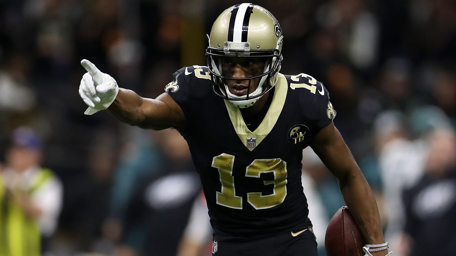 
                <strong>2019: Michael Thomas</strong><br>
                Nach einem Holdout in der Offseason lenkten die New Orleans Saints ein und statteten Michael Thomas mit einem Vertrag über 100 Millionen US-Dollar für fünf Jahre aus. Davon sollen ganze 61 Millionen US-Dollar garantiert sein. Im Nachhinein werden sich die Saints ärgern. Mehrere langwierige Verletzungen ließen den Output des Receivers seit 2020 deutlich sinken. Zwischen 2020 und 2022 stand er in nur zehn Spielen auf dem Feld.
              