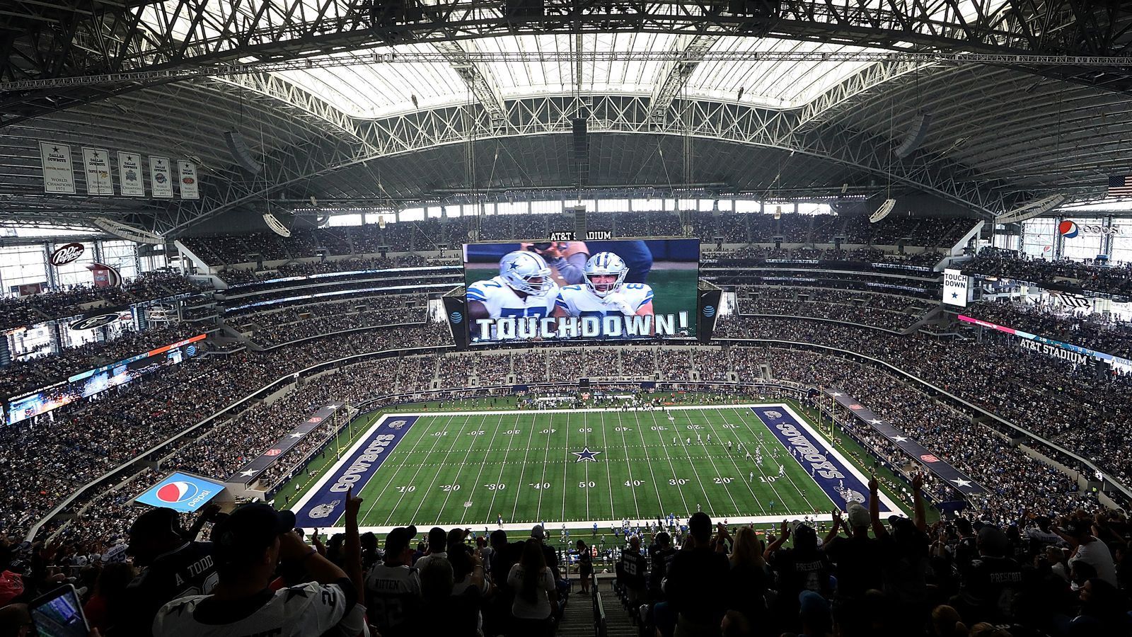 
                <strong>Platz 4: AT&T Stadium (80.000 Plätze)</strong><br>
                AT&T Stadium in Arlington, Dallas. Eröffnet: 2009. Heimstadion der Dallas Cowboys.
              