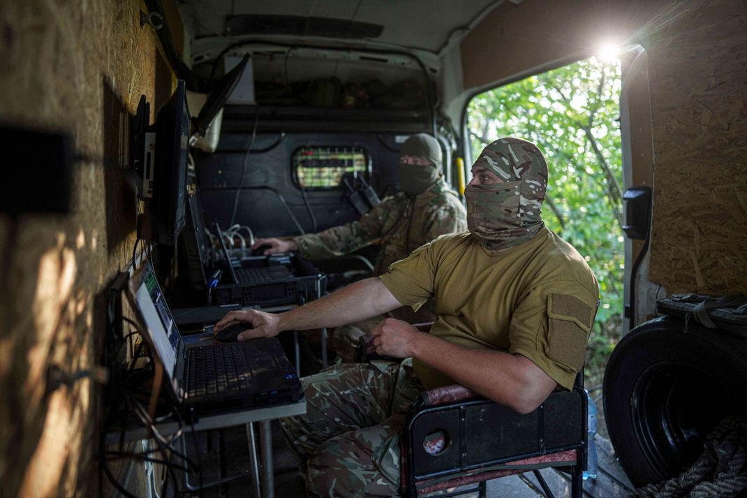 In der Nähe der Frontlinie in Richtung Pokrowsk steuern ukrainische Soldaten eine Drohne. (Symbolbild)