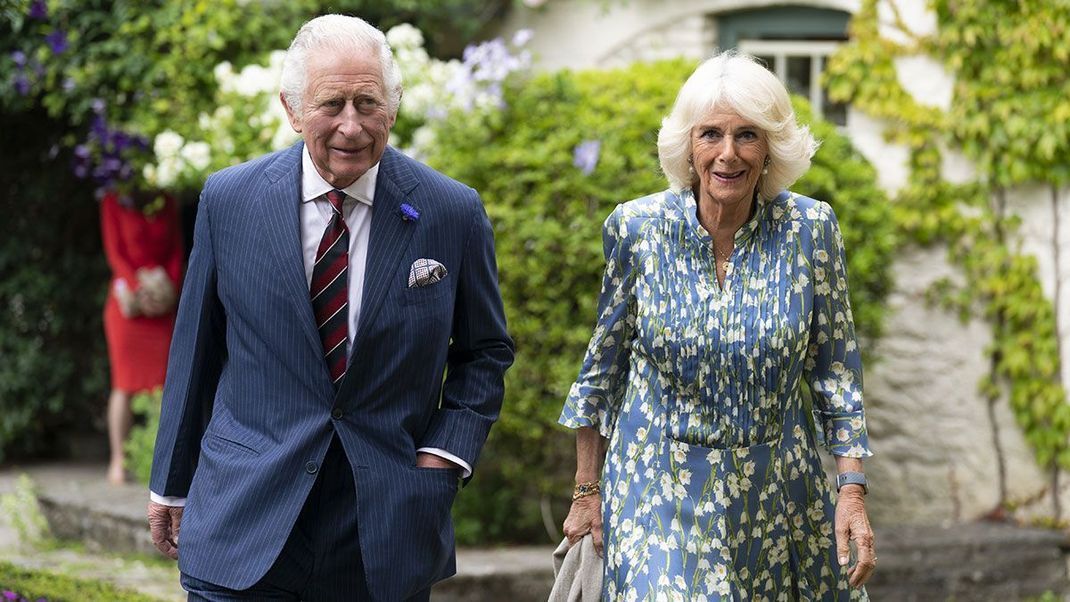 Die Liebe von König Charles und Herzogin Camilla reicht über 50 Jahre zurück, das Paar musste viele Tiefen und Höhen in ihrer Beziehung durchstehen.