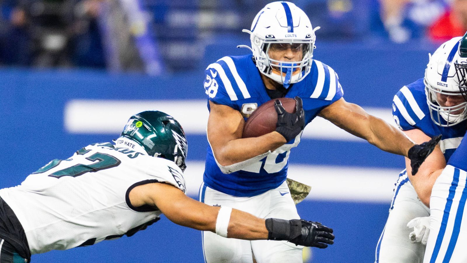 
                <strong>Jonathan Taylor (Indianapolis Colts)</strong><br>
                Die Indianapolis Colts sind in der Offense nicht gerade wie ein Top-Team bestückt. Headliner jener Offense ist jedoch Running Back Jonathan Taylor. Der 24-Jährige war im Jahr 2021 Rushing Leader der NFL und wurde im vergangenen Jahr nur von Verletzungen ausgebremst. Mit Rookie Anthony Richardson dürfte viel über ihn gehen, seine intensiven Läufe werden auch die deutschen Fans ins Staunen versetzen.
              