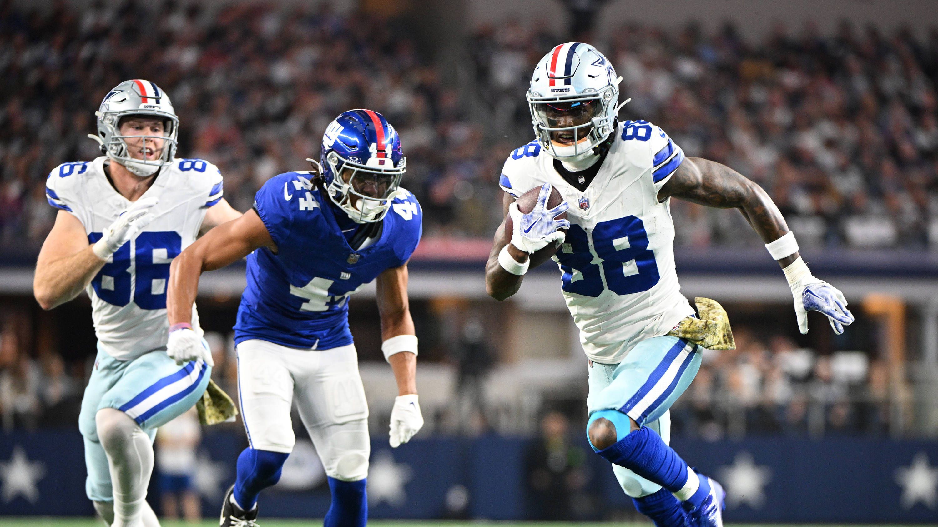 <strong>CeeDee Lamb (Dallas Cowboys)</strong> <br>Der Star-Receiver der Dallas Cowboys wird bereits auf den <a href="https://www.ran.de/sports/american-football/nfl/galerien/nfl-mega-vertrag-von-justin-jefferson-im-detail-gehalt-boni-garantien-384085">Vertrag von Justin Jefferson</a> geschielt haben. Lamb bleibt aktuell dem Team-Training fern, sein Vertrag gilt noch für die kommende Spielzeit, da die Cowboys letztes Jahr die Fifth-Year-Option gezogen hatten.&nbsp;