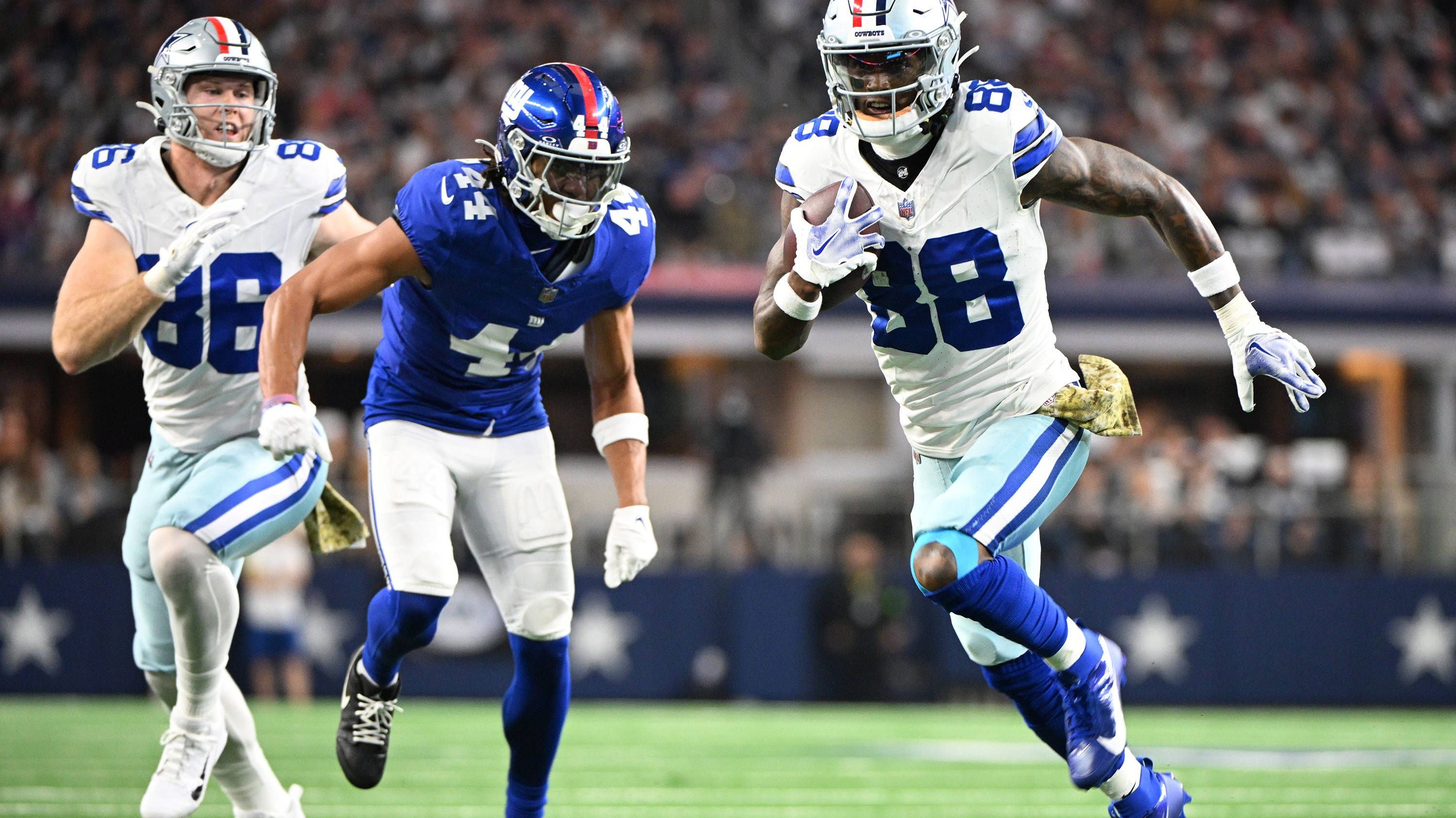 <strong>Platz 10: Dallas Cowboys - New York Giants (28. November 2024) - $357</strong><br>Den Anfang der Top 10 bildet von unten gesehen das Duell Dallas Cowboys gegen New York Giants. Gigantisch ist der durchschnittliche Preis von 357 Dollar (laut Online-Ticket-Plattform “Vivid Seats“)&nbsp;aber trotzdem.