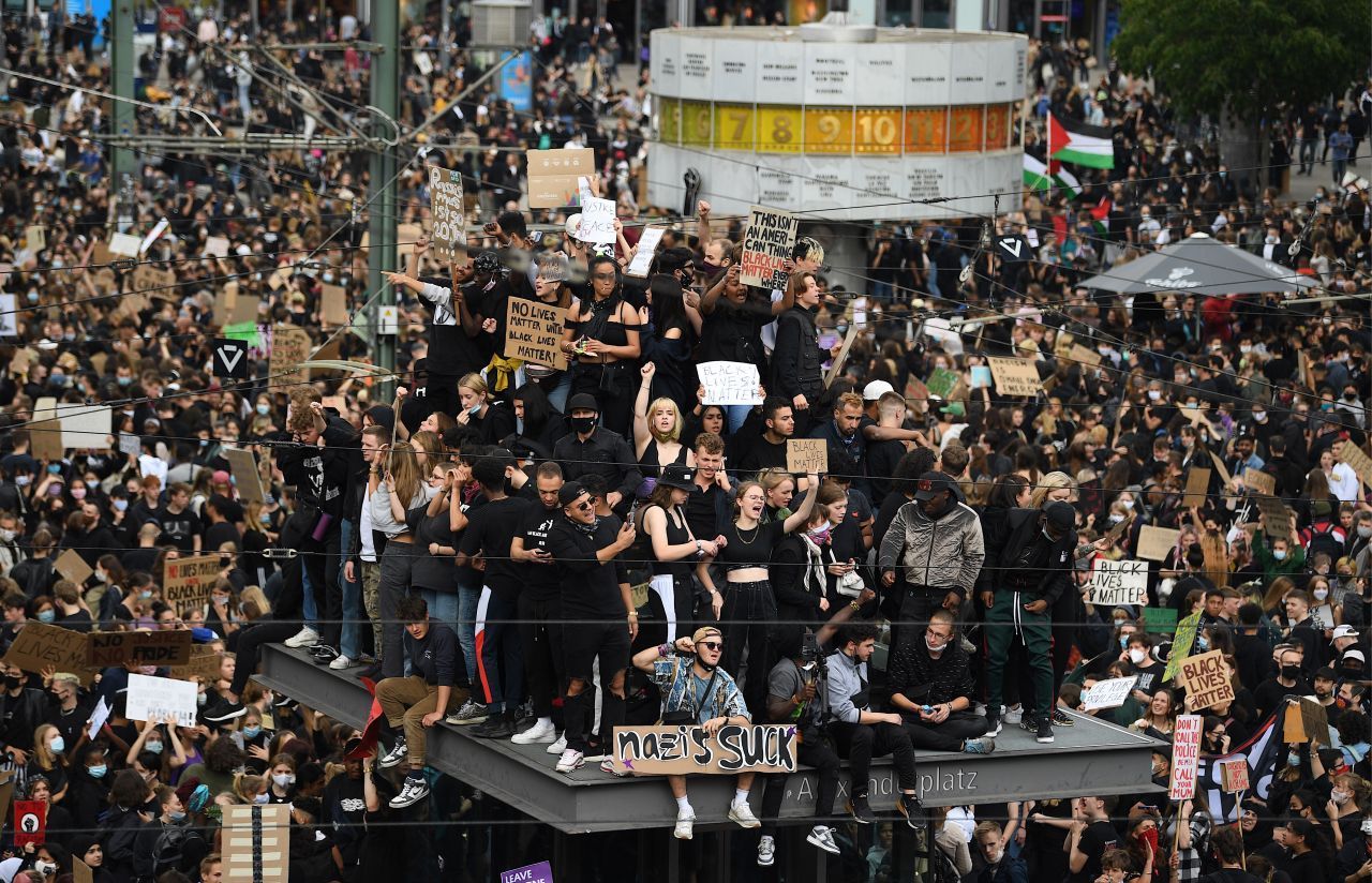 Auf dem Berliner Alexanderplatz demonstrierten insgesamt 15.000 Menschen gegen Rassismus und Polizeigewalt.