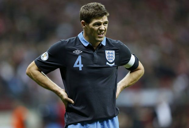 
                <strong>Kapitän der Nationalmannschaft</strong><br>
                Seit 2010 ist Gerrard auch Kapitän der englischen Nationalmannschaft. Doch die Erfolge im National-Dress blieben stets aus. Aufgrund einer miserablen Weltmeisterschaft 2014 beendete Gerrard schließlich seine Karriere bei den "Three-Lions".
              