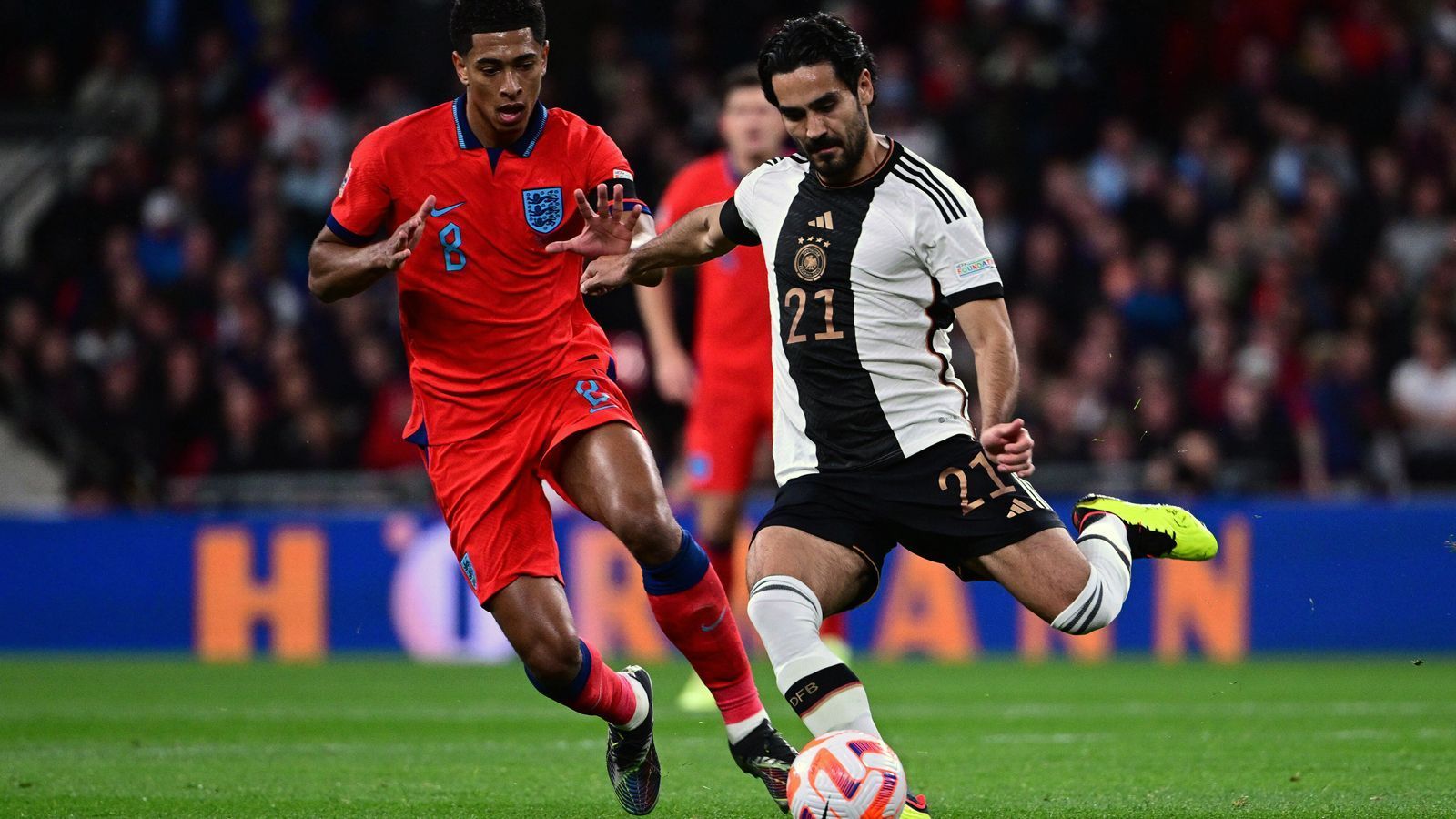 
                <strong>Ilkay Gündogan</strong><br>
                Der Mann von Manchester City gab in der elften Minute den ersten deutschen Torschuss in Richtung des englischen Keepers Nick Pope ab – ohne Erfolg. Gündogans Weitschuss ging deutlich über den Kasten der "Three Lions". Ansonsten der gewohnte Dreh- und Angelpunkt des deutschen Spiels, ohne dabei allerdings gefährliche Offensivaktionen zu kreieren. Mal ein Querpass hier, mal ein prallen gelassener Ball dort – viel mehr war vom Mittelfeldregisseur leider nicht zu sehen. Doch dann kam die 52. Minute. Da schnappte sich Gündogan nämlich im ohrenbetäubenden Pfeifkonzert der 80.000 Fans in Wembley den Ball und verwandelte den fälligen Strafstoß nach einem Foul von Harry Maguire an Jamal Musiala ganz souverän zum 1:0. Das war Nervenstärke pur. ran-Note: 3
              