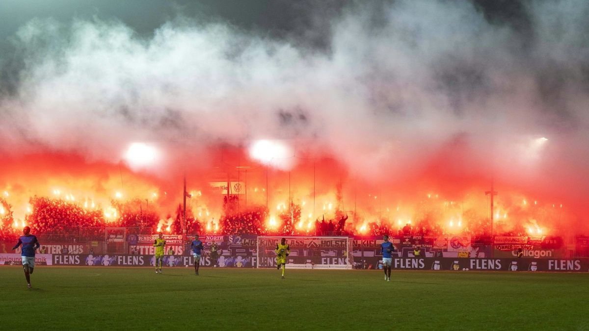 Kieler Fans im Heimspiel gegen den BVB
