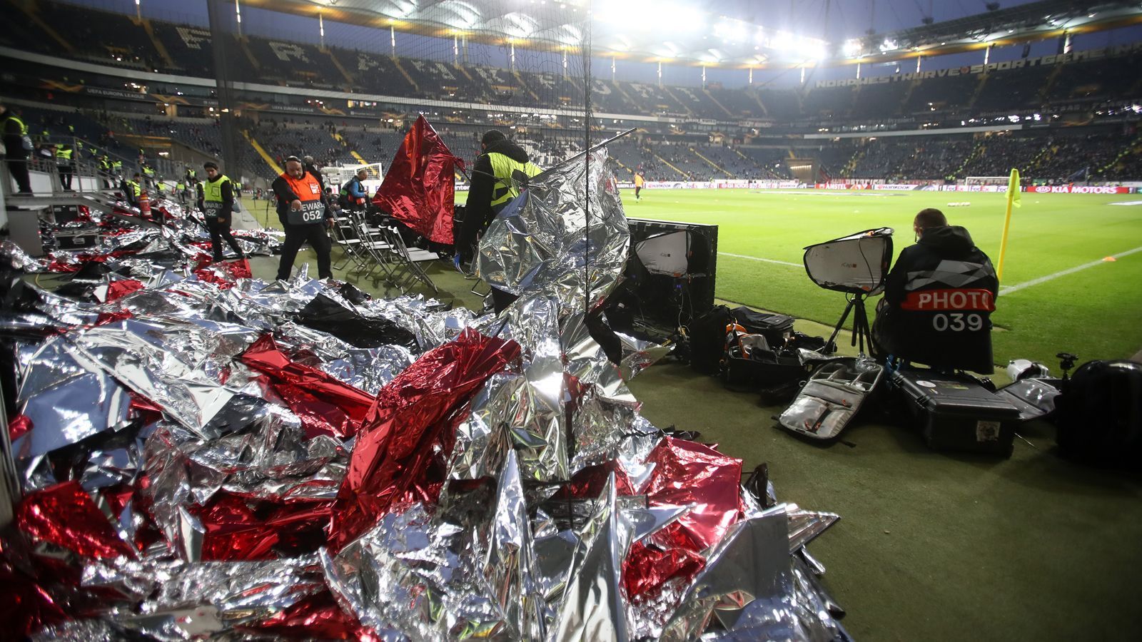 
                <strong>Aus Protest gegen Polizeieinsatz: Eintracht Fans zerstören eigene Choreo</strong><br>
                So fiel die Choreo aus, selbst Sitzschalen wurden aus der Verankerung gelöst und in den Innenraum geworfen.
              