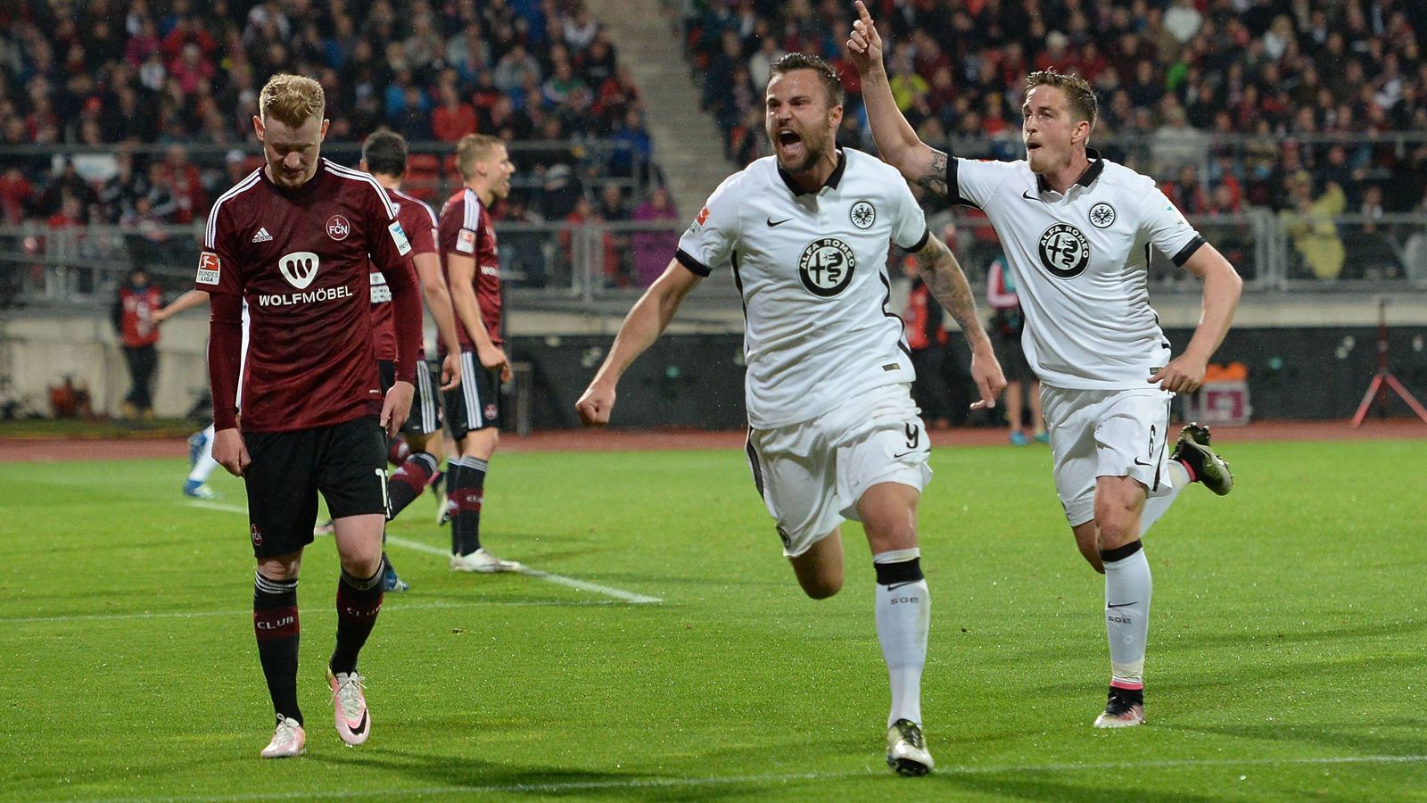 <strong>2016: 1. FC Nürnberg vs. Eintracht Frankfurt</strong><br>
                Dieses Mal erwischte es aus der Bundesliga Frankfurt.&nbsp;Der Gegner hieß Nürnberg. Nach einem 1:1 im Hinspiel in Hessen sicherte&nbsp;Haris Seferovic der SGE im Rückspiel durch sein Tor zum 1:0-Sieg den Klassenerhalt. Somit musste sich der "Club" zum ersten Mal in der Relegation geschlagen geben und ein weiteres Jahr in der 2. Liga verbringen.