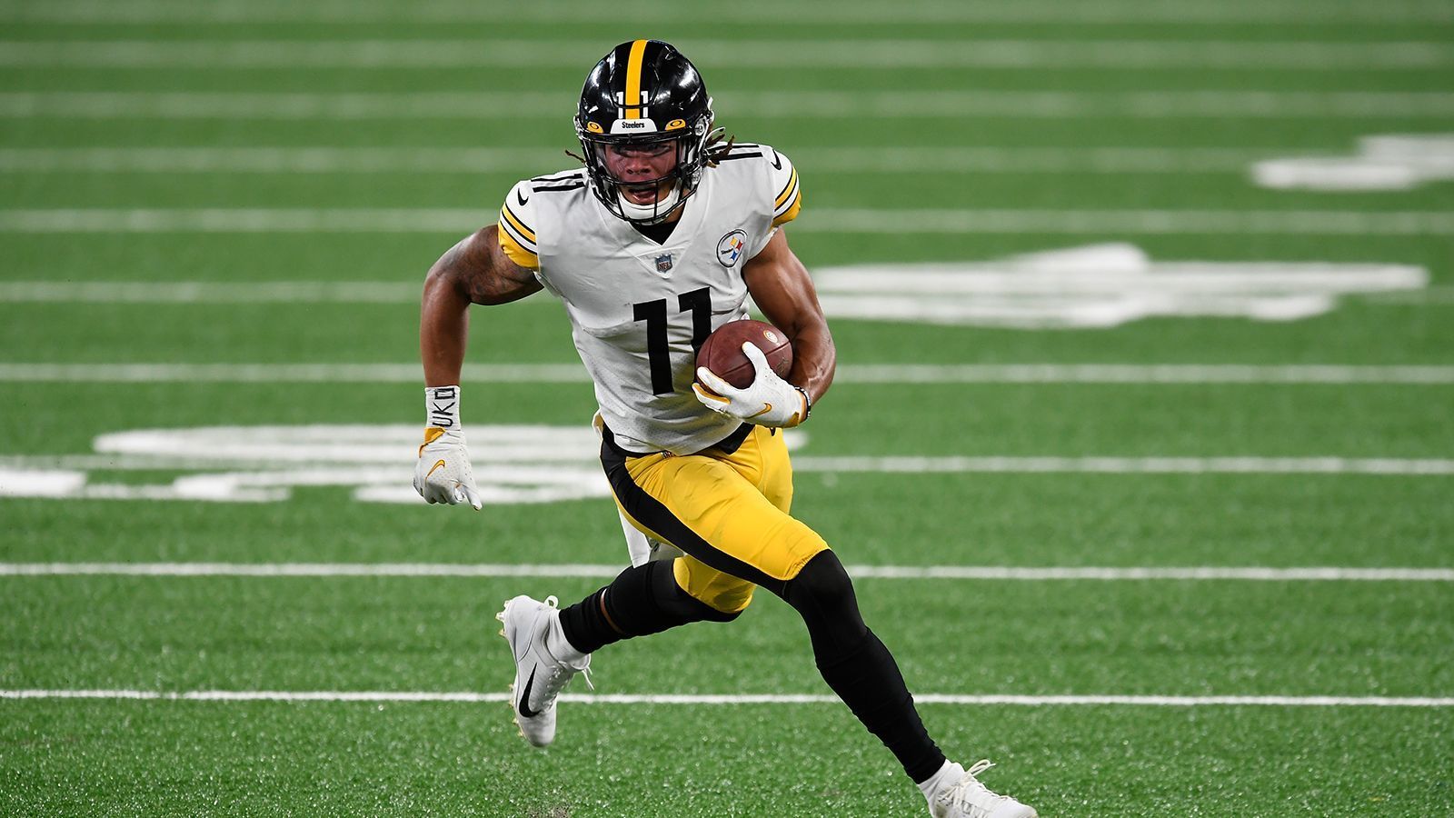 
                <strong>Chase Claypool (Pittsburgh Steelers)</strong><br>
                Ein ähnliches "Big-Play-Threat" stellt Chase Claypool da. Der Rookie sammelte bisher 261 Yards (knapp 20 Yards pro Passfang) und fünf Touchdowns, obwohl er nur bei rund der Hälfte der Offensiv-Snaps auf dem Feld stand.
              