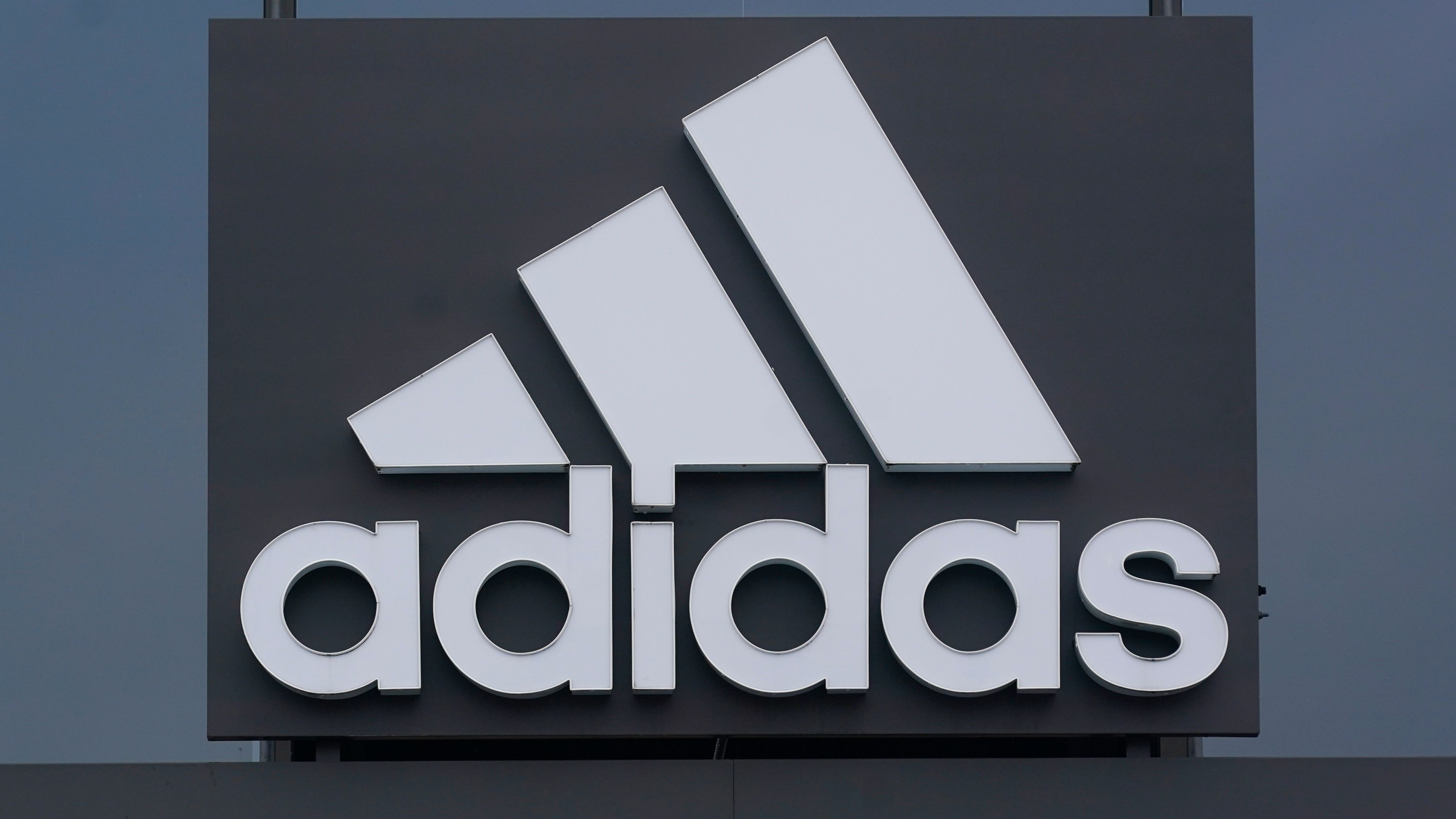 Der Sportartikelhersteller Adidas wird von US-Investoren verklagt, nachdem dieser die Kooperation mit dem Rapper Kanye West auf Grund antisemitischer Äußerungen plötzlich beendet hatte.