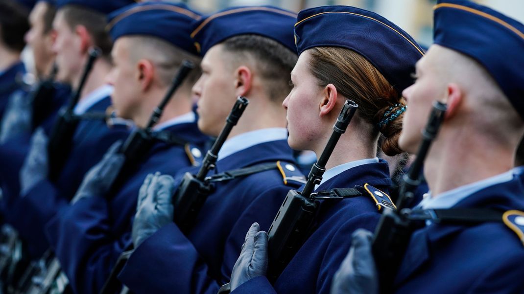 Die Wehrbeauftragte des Bundestags bezweifelt, dass das Rekruten-Ziel der Bundeswehr bis 2031 erreicht wird.