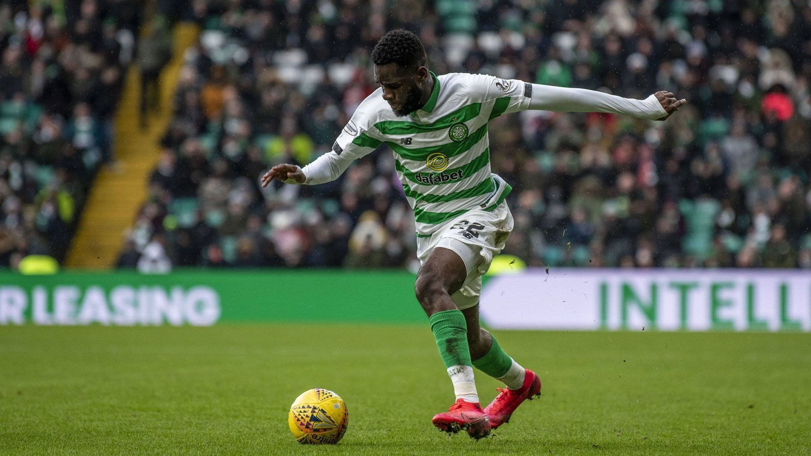 
                <strong>Odsonne Edouard (Celtic Glasgow)</strong><br>
                "Er hat einen hohen Fußball-IQ und eine hervorragende Technik für sein Alter. Er ist physisch sehr stark und schießt eine Menge Tore", lobte der ehemalige Celtic-Trainer Brenden Rodgers seinen Mittelstürmer Odsonne Edouard vor einiger Zeit in den höchsten Tönen. Auch in der laufenden Saison stellt der bullige Angreifer seinen Torriecher in Schottlands höchster Spielklasse unter Beweis und traf in 23 Spielen bereits 15 Mal. Besonders beeindruckend ist Edouards Quote in der französischen U21-Nationalmannschaft: 15 Treffer in zehn Länderspielen sprechen eine deutliche Sprache. Wenig verwunderlich also, dass Rodgers seinen ehemaligen Schützling angeblich zu seinem aktuellen Klub Leicester City locken will.
              