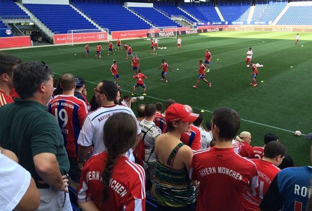 
                <strong>Bayern Münchens US-Tour</strong><br>
                Einige amerikanische Bayern-Fans lassen es sich nicht entgehen, dem Team beim öffentlichen Training hautnah zuzuschauen.
              