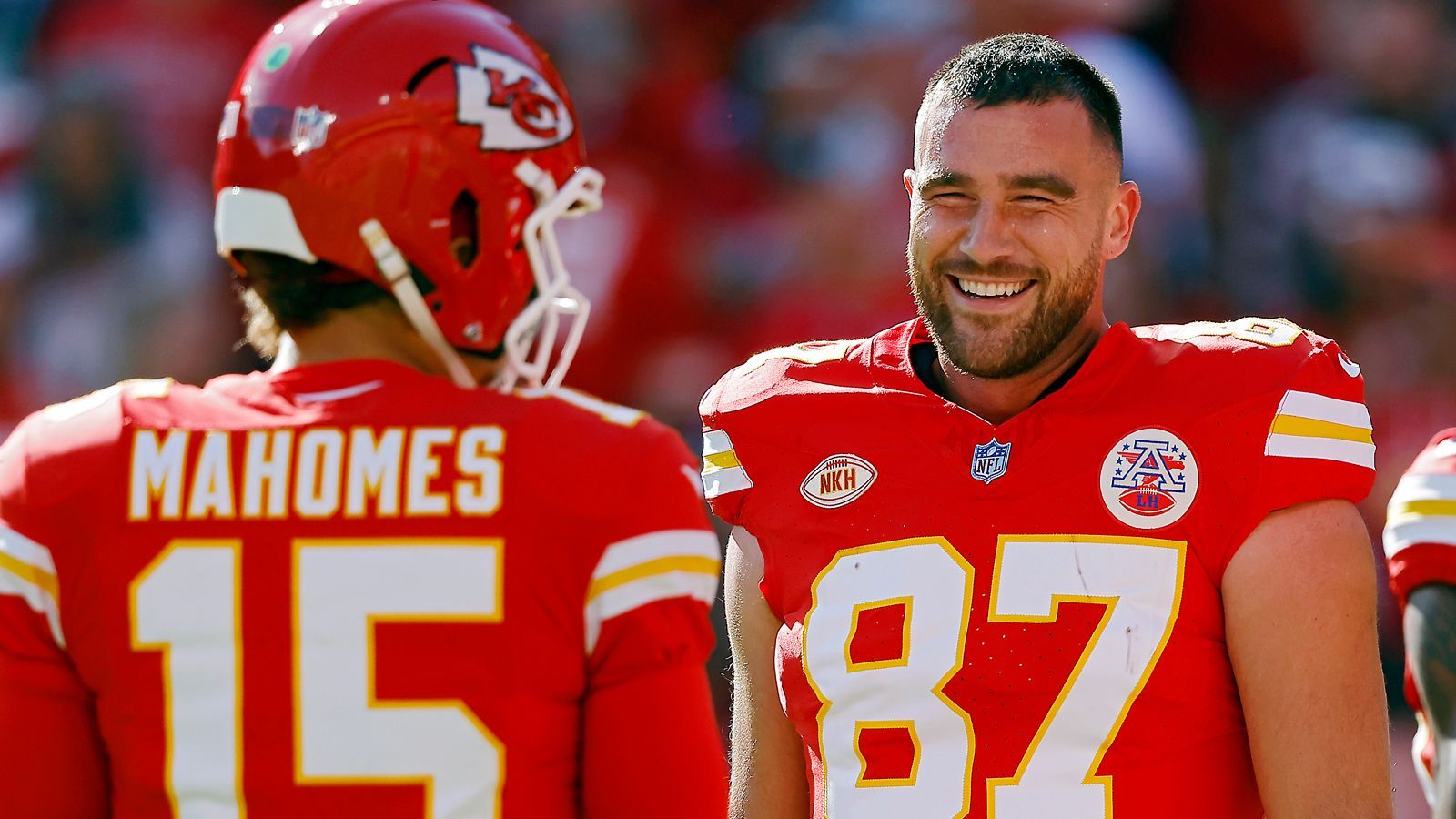 <strong>Kansas City Chiefs: Travis Kelce</strong><br>Kann man die beiden überhaupt trennen? Ja, natürlich hätte Mahomes hier auch stehen können. Jedoch hatte der QB schon 1-2 schwächere Spiele in dieser Saison. Seitdem Kelce mit Superstar Taylor Swift anbandelt, spielt er galaktisch. 583 Receiving-Yards, vier Touchdowns - kein anderer Tight End hat annähernd solche Werte. Was wäre die Chiefs-Offense nur ohne ihn ...