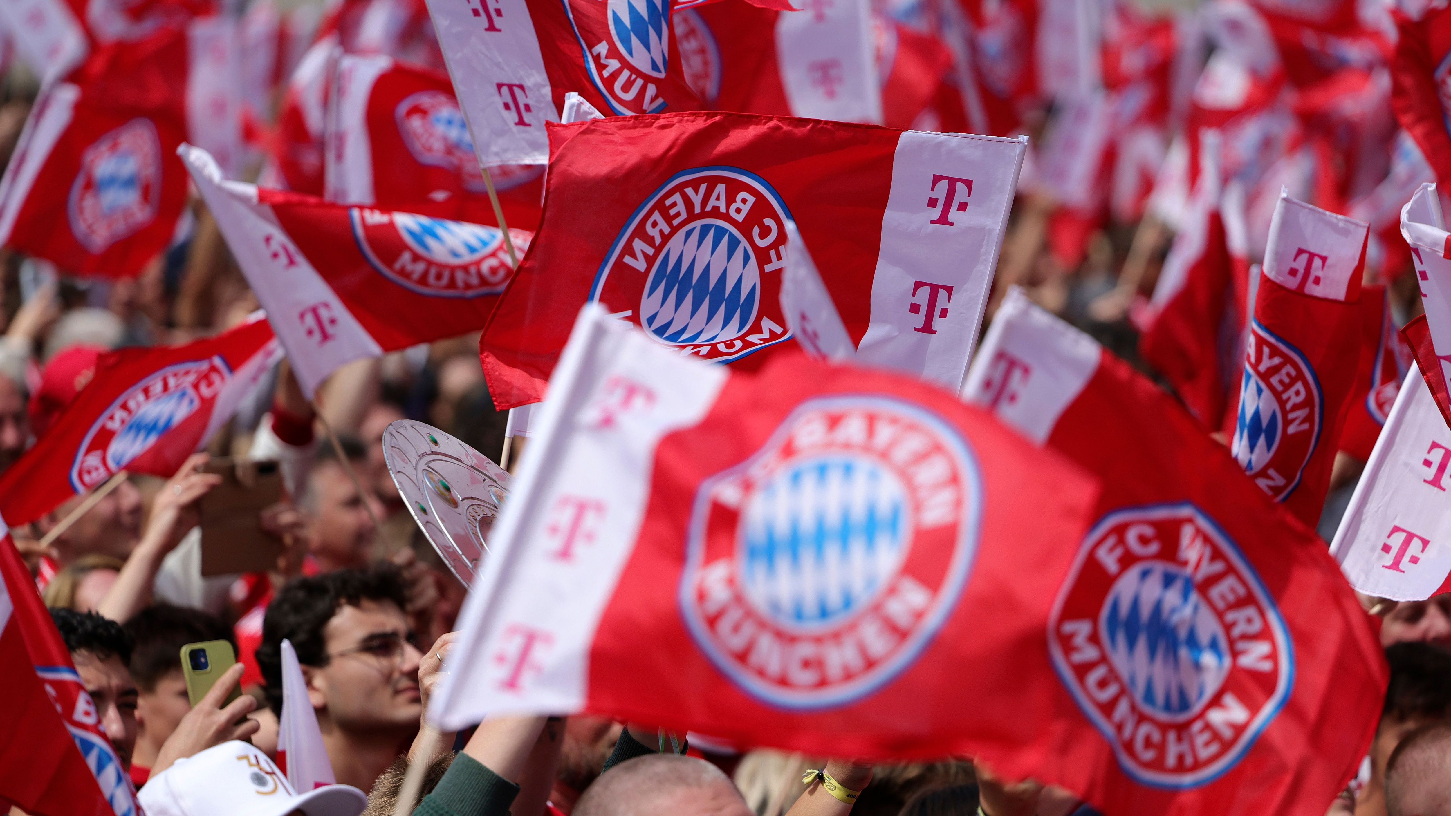 <strong>2046 FC Bayern München</strong> <br>Kehrt mit neuem Superstar-Transfer an die Spitze zurück