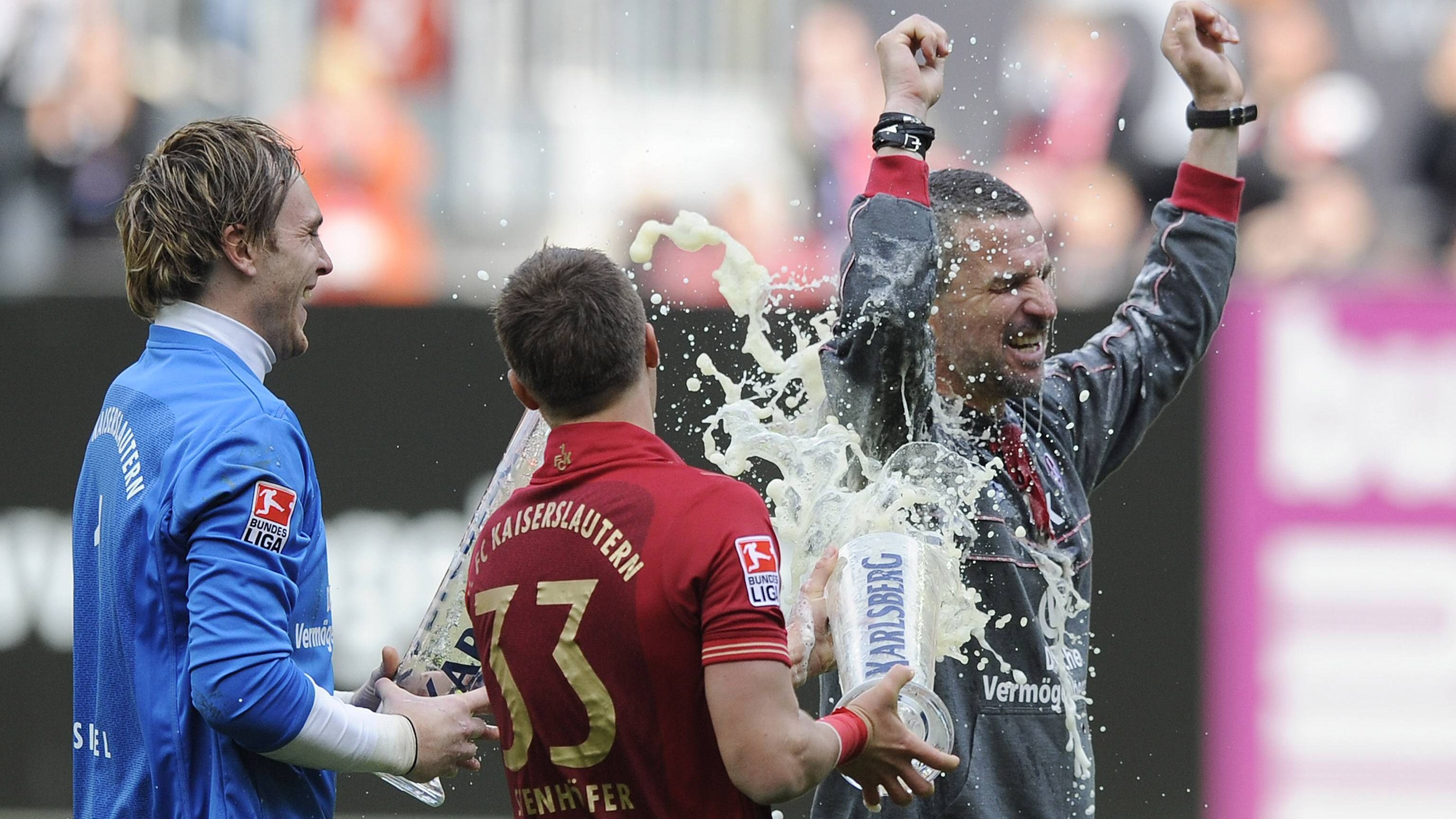 
                <strong>Wiederaufstieg 2010</strong><br>
                Nach vier Jahren Zweitklassigkeit startet der 1. FC Kaiserslautern mit zwei Siegen in der Liga gut in die Saison. Am 7. Spieltag stehen die Pfälzer zum ersten Mal an der Tabellenspitze. Die guten Leistungen bestätigt der FCK im Verlauf der Hinrunde und wird souverän Herbstmeister. Trotz einer Heimniederlage am 32. Spieltag gegen Hansa Rostock stehen die Roten Teufel als Aufsteiger fest - weil Verfolger Augsburg patzt.
              