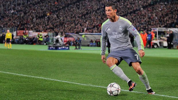 
                <strong>Cristiano Ronaldo: Tight End</strong><br>
                Cristiano Ronaldo - Tight End: Während Ronaldo bei Real Madrid oft den Alleinunterhalter gibt, wäre er in der NFL auf die Zuspiele seines Quarterbacks angewiesen. Der Portugiese ist mit seinen 1,85 Metern nicht zu klein, dazu ein echtes Muskelpaket und extrem schnell - wie geschaffen für die Position des Tight End.
              