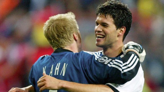 
                <strong>WM 2002</strong><br>
                WM 2002 - 1:0 gegen Südkorea: Oliver Kahn (li.) und Michael Ballack (re.). Diese beiden DFB-Stars waren bei der WM 2002 die überragenden Akteure im Team von Rudi Völler. Im Halbfinale gegen Südkorea war es auch dieses Duo, welches den Unterschied machte. Kahn hielt einmal mehr seinen Kasten sauber und Ballack sorgte mit dem einzigen Treffer der Partie für den Final-Einzug. Im Endspiel war es ausgerechnet ein Fehler von Kahn, der die 0:2-Niederlage gegen Brasilien einleitete.
              