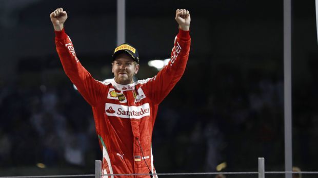 
                <strong>Sebastian Vettel</strong><br>
                Sebastian Vettel: Die Hammer-Lösung. Natürlich muss Mercedes bei einem freien Cockpit auch über den viermaligen Weltmeister nachdenken. Vettel hat sich mit seinem Wechsel Ende 2014 zu Ferrari einen Traum erfüllt, doch die Beziehung bekam in dieser Saison Risse, bei der Scuderia lief 2016 vieles nicht so, wie sich der ehrgeizige Heppenheimer das vorgestellt hat: Sein letzter Sieg liegt über ein Jahr zurück. Das Problem: Vettel hat einen Vertrag bis 2018. Eine Verpflichtung wäre demnach nicht so einfach zu stemmen, wobei sich grundsätzlich auch die Frage stellt, wie wasserdicht die Verträge der aktuellen Topfahrer sind, Stichwort Ausstiegsklausel. "Ich würde Vettel oder Alonso anrufen", sagte der frühere Formel-1-Pilot Gerhard Berger. Womit wir beim nächsten Kandidaten wären.
              