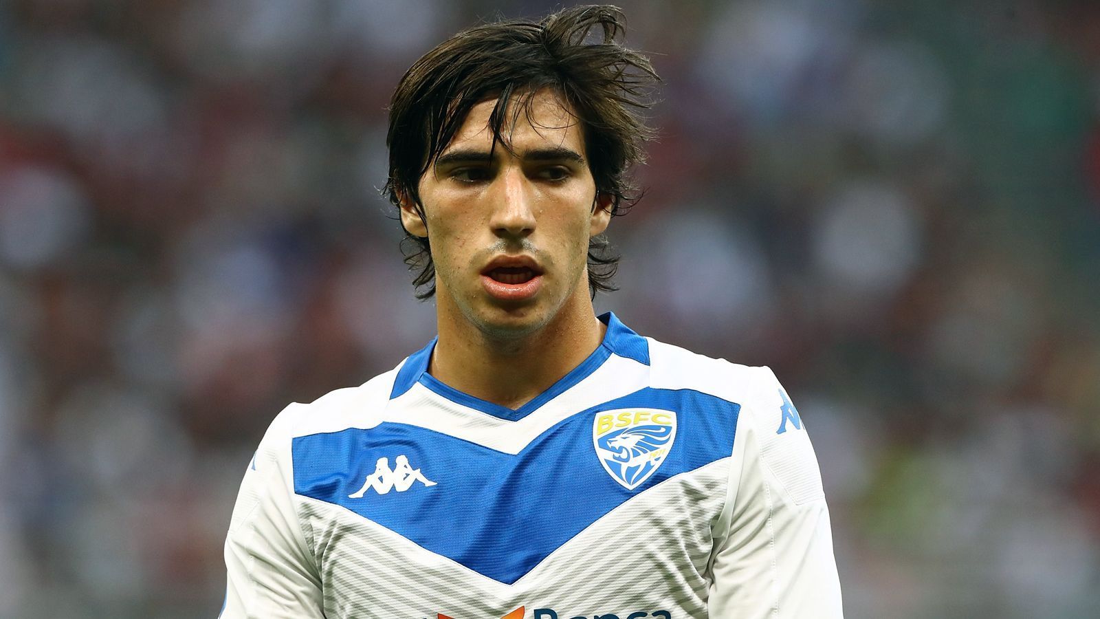 
                <strong>Sandro Tonali (Brescia Calcio)</strong><br>
                Bei Serie-A-Aufsteiger Brescia Calcio überstrahlt Neuzugang Mario Balotelli fast alles. Doch ein zweiter Blick auf den Kader lohnt sich. Denn mit dem 19 Jahre alten Sandro Tonali haben die Italiener ein absolutes Toptalent in ihren Reihen. Der defensive Mittelfeldspieler war nicht nur eine wichtige Stütze in der Aufstiegssaison, sondern ist längst eines der Gesichter des Klubs. Dabei ist Tonali ein waschechtes Eigengewächs. Das Brescia-Juwel, mittlerweile auch Teil der italienischen Nationalmannschaft, war schon in der Vergangenheit immer wieder mit einem Wechsel zu Topklubs wie Paris St. Germain in Verbindung gebracht worden. Sein Vertrag läuft zunächst aber noch bis 2021.
              