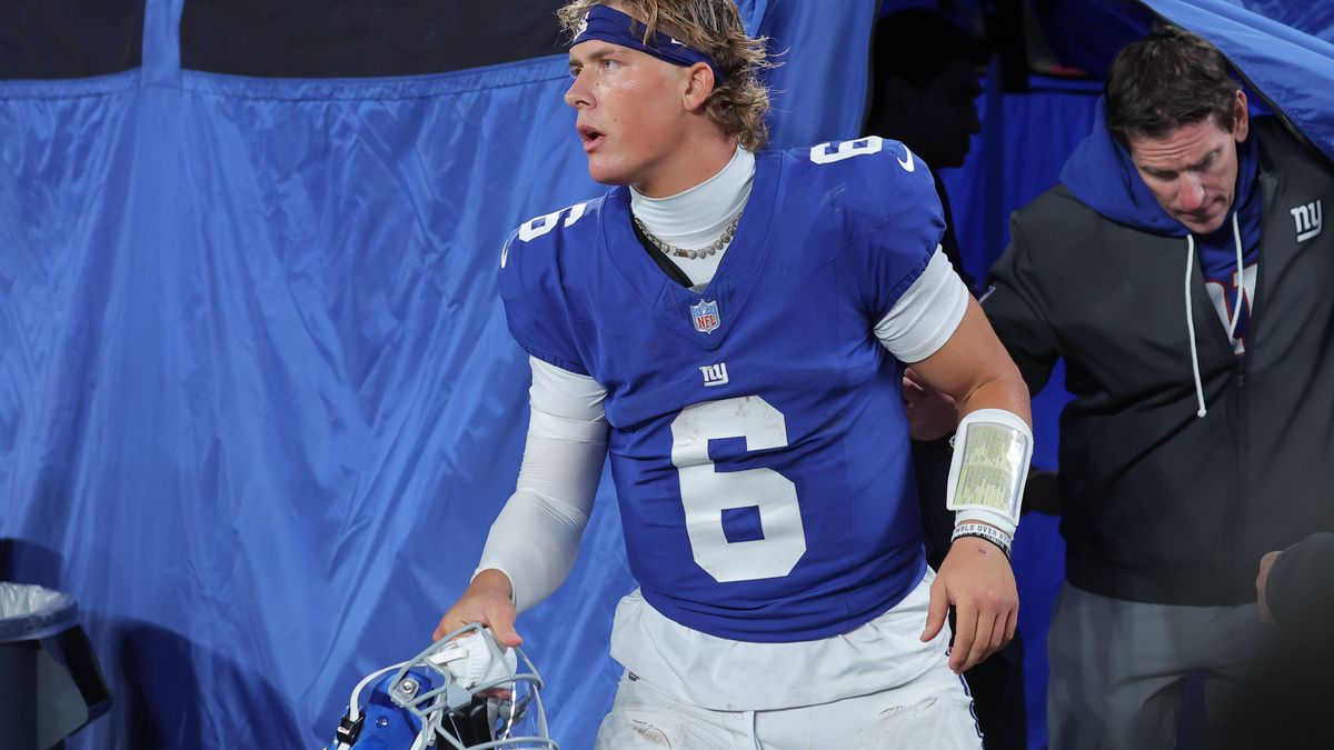NFL, American Football Herren, USA Philadelphia Eagles at New York Giants Oct 9, 2025; East Rutherford, New Jersey, USA; New York Giants quarterback Jaxson Dart (6) leaves the injury tent during th...