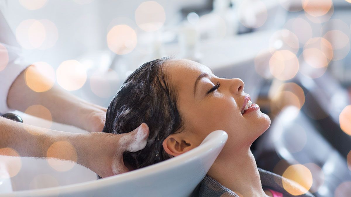 Mit der richtigen Haarpflege-Routine kannst du Haarausfall vorbeugen – wir haben für dich die Tipps vom Experten zusammengestellt und zeigen effektive Hausmittel gegen Haarausfall! 