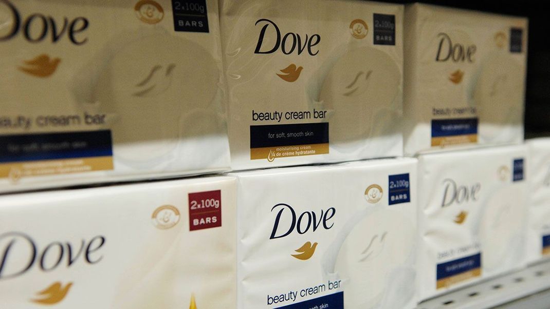 Keine herkömmliche Seife – sondern eine Cremeseife: Was das Pflegeprodukt von Dove Beauty so besonders macht, erfahrt ihr im Beauty-Artikel.