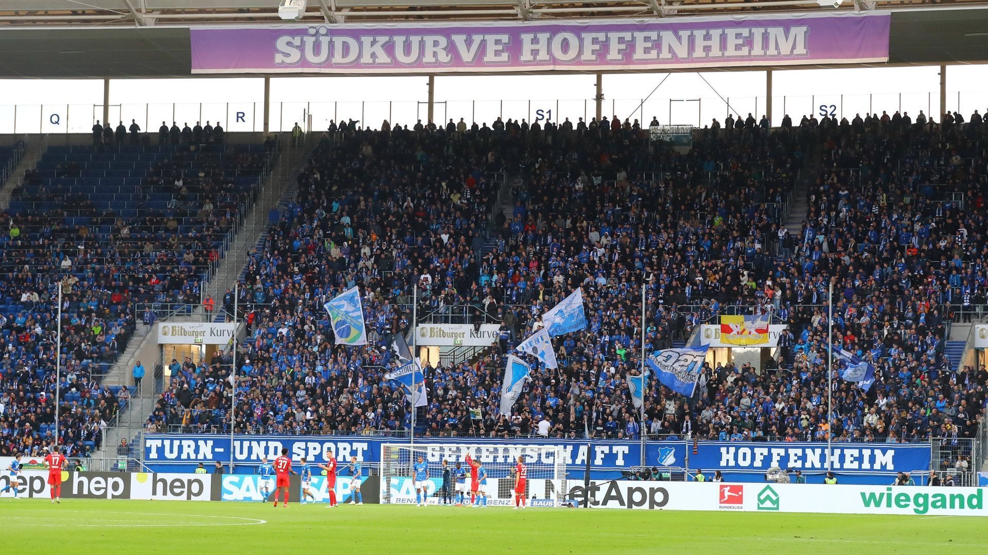 
                <strong>Platz 17 - PreZero Arena (TSG Hoffenheim)</strong><br>
                Auch die Arena in Sinsheim überzeugt in dieser Studie nicht. Was die Zuschauerzahlen angeht, rangiert das Stadion der TSG sowohl bei den absoluten Zahlen als auch bei der Auslastungsquote auf den hinteren Plätzen. Entsprechend ist auch die Gesamt-Bewertung des Stadion-Erlebnisses unterdurchschnittlich.
              