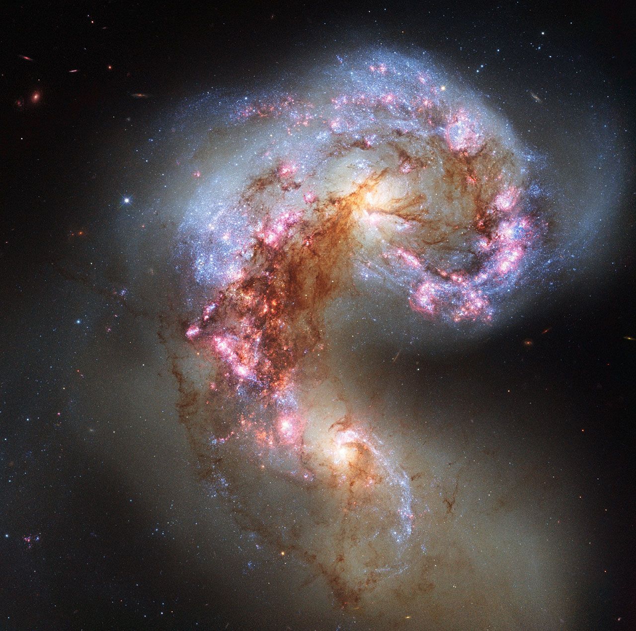 Dieses Bild zeigt nicht nur eine, sondern gleich zwei Galaxien: die sogenannten "Antennen-Galaxien". So sieht es aus, wenn zwei Galaxien aufeinandertreffen. Sterne werden von der einen in die andere gezogen, Planeten verlieren ihre Umlaufbahn. In 3.75 Milliarden Jahren blüht das übrigens auch der Milchstraße.
