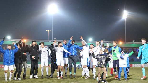 
                <strong>Im Pokal nicht zu stoppen</strong><br>
                Für deutschlandweite, sportliche Schlagzeilen sorgten die Sportfreunde Lotte aber vor allem im DFB-Pokal, denn in dieser Saison schreibt der Klub fleißig an einem echten Märchen. Nach Siegen gegen die Bundesligisten Werder Bremen (2:1) und Bayer Leverkusen (6:5 n.E.) sowie einem 2:0 gegen den Zweitligisten 1860 München steht Lotte sensationell im Viertelfinale. Und da wartet als vorläufiges Sahnehäubchen Borussia Dortmund. "Auch gegen Dortmund sind wir nicht chancenlos. Wir spielen in der nächsten Runde auf Sieg", sagte Atalan.
              