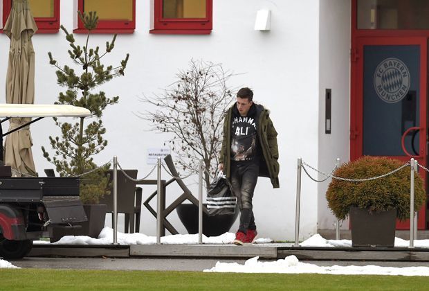 
                <strong>Augsburg calling</strong><br>
                Einer, der auf das Auftakttraining verzichtet, ist Pierre-Emile Höjbjerg. Der Däne holt seine Sachen an der Säbener Straße ab - und macht sich auf den Weg nach Augsburg. Die Rückrunde spielt er für den FCA nachdem sich Schwaben und Bayern auf ein Leihgeschäft geeinigt haben.
              