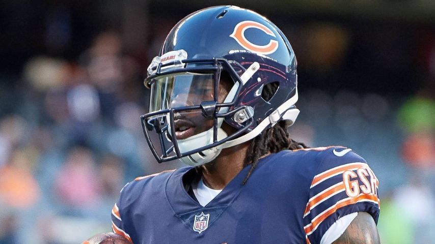 
                <strong>Kevin White (Free Agent) </strong><br>
                Kevin White steht als Sinnbild dafür, wie schnell eine Karriere in der NFL vorbei sein kann, ehe sie überhaupt richtig starten konnte. Als vielversprechendstes Talent neben Amari Cooper wurde Kevin White im Draft 2015 von den Chicago Bears an siebter Stelle ausgewählt. Von Beginn plagten White starke Verletzungsprobleme, sodass er während seiner gesamten Zeit in Chicago wohl nie richtig fit war. In drei Jahren kam er für die Bears auf 285 Yards und blieb ohne Touchdown. Laut "ESPN" war kein zwischen 2001 und 2015 in den Top 10 gedrafteter Wide Receiver, Tight End oder Running Back in den ersten vier Jahren unproduktiver als White. Die Arizona Cardinals gaben ihm 2019 noch eine Chance, doch eine weitere Verletzung Whites sorgte für seine Entlassung.ran Einschätzung: Unglücklicher hätte die Karriere von White nicht laufen können. Natürlich wurde er seinem Pick nie gerecht.
              